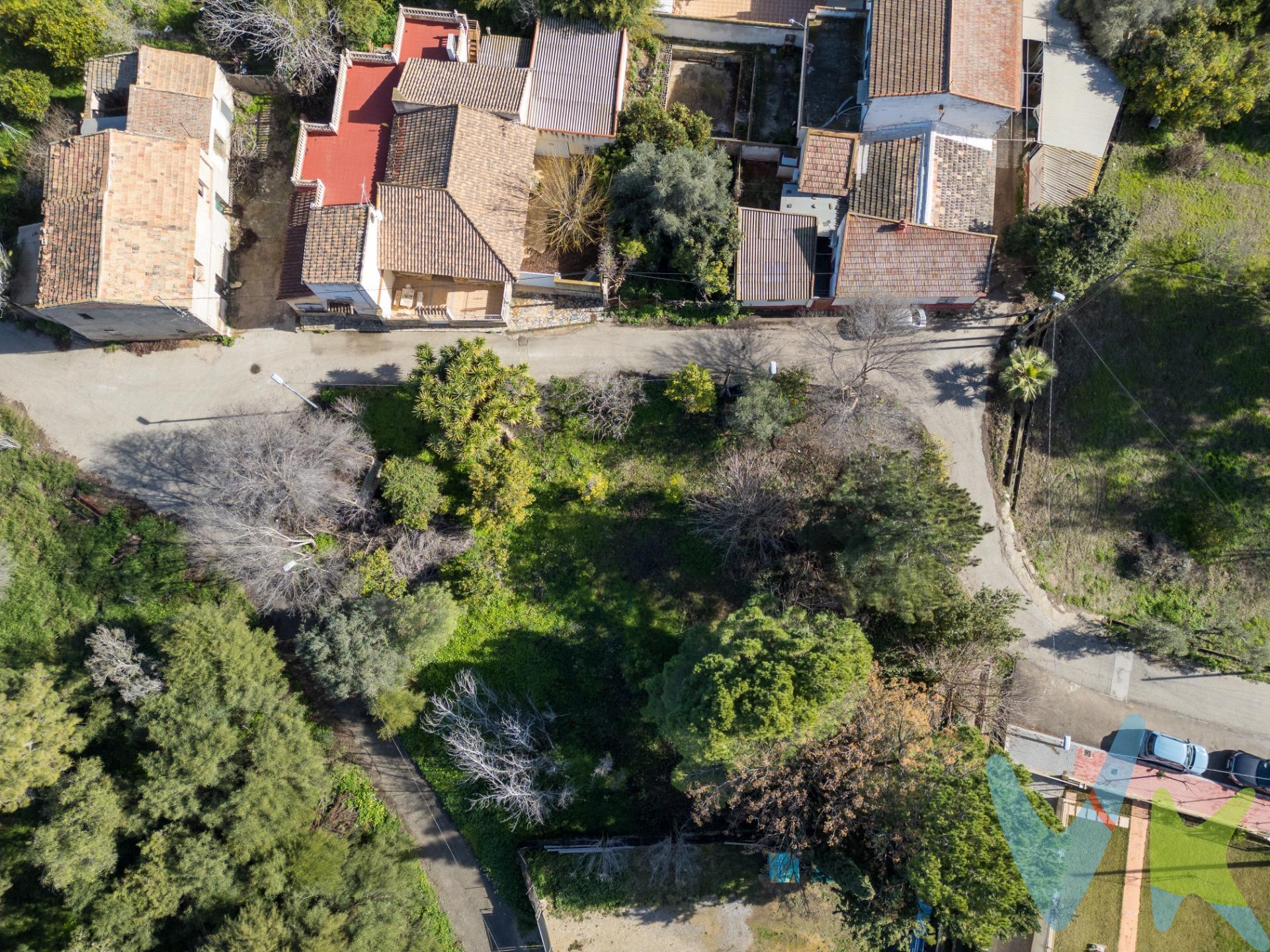 PARCELA URBANA EDIFICABLE DE 1.029 M² EN RINCÓN DE SECA (MURCIA). Se vende parcela situada en C/ Macario, 34 (D), en un entorno de huerta muy tranquilo y a pocos minutos del centro de Murcia. Es una parcela urbana edificable, ideal para proyectar una vivienda unifamiliar aislada en una calle donde ya existen viviendas nuevas ejecutadas con la misma normativa. DETALLE PRECIO. El precio publicado en el anuncio es 89.900 €, sin incluir honorarios de agencia. Precio total con honorarios incluidos: 93.530 €. Desglose: precio base 89.900 € + honorarios de agencia 3.630 € IVA incluido. Otros gastos e impuestos no incluidos y a cargo del comprador: ITP aproximado del 7,75 % (6.967 € aprox.), notaría y registro según arancel, estimados orientativamente entre 900 € y 1.800 € aproximadamente, y, si hubiera financiación hipotecaria, los gastos que correspondan según condiciones de la entidad financiera. Cada comprador puede tener una situación fiscal diferente. Si está interesado, podremos realizar una simulación personalizada del coste total de compra según su situación. SUPERFICIE Y CONFIGURACIÓN. La superficie de la parcela según Catastro es de 1.029 m² y su referencia catastral es 30030A099003180001EO. En el título histórico figura una superficie mayor, 1.353,86 m², algo habitual en fincas antiguas de huerta donde, con el paso de los años, parte del terreno original ha podido quedar destinado a caminos, ensanches y ajustes propios de este tipo de entorno. La parcela se comercializa conforme a su realidad física y catastral actual. Dentro de la parcela existe además una caseta-almacén de 15 m² registrada en Catastro. CLASIFICACIÓN URBANÍSTICA. Clasificación RL – Agrupaciones Lineales Residenciales, que permite la construcción de una vivienda unifamiliar aislada. Sobre la superficie catastral actual, la edificabilidad orientativa sería de unos 250 m² construidos, siempre sujeta al cumplimiento de retranqueos, cesiones al vial, servicios y demás condiciones urbanísticas establecidas por el PGOU. UBICACIÓN Y ENTORNO. Parcela situada en Rincón de Seca, en un entorno de huerta tradicional, tranquilo y bien comunicado con Murcia y pedanías. La zona cuenta con viviendas unifamiliares próximas y un entorno natural agradable, con caminos de huerta y proximidad a zonas de ribera. Ideal para quienes desean construir una vivienda a su gusto, con privacidad y cercanía real a la ciudad. VIDEOREPORTAJE Y SIMULACIÓN ORIENTATIVA. El anuncio incluye videoreportaje con tomas aéreas y a pie de calle, que permiten apreciar mejor el entorno, los accesos, la vegetación actual y la relación de la parcela con las viviendas cercanas. También se incluye una simulación 3D orientativa para visualizar una posible vivienda unifamiliar con jardín, piscina y espacios exteriores. Esta simulación es meramente ilustrativa y no constituye proyecto técnico ni propuesta vinculante. OBSERVACIONES ESPECÍFICAS. La parcela se transmite de forma independiente. La diferencia entre la superficie de escritura y la catastral responde a circunstancias habituales en fincas antiguas de huerta, especialmente por la evolución de caminos, ensanches y ajustes de delimitación. Los datos urbanísticos se facilitan como información orientativa y deberán verificarse por técnico o ayuntamiento.