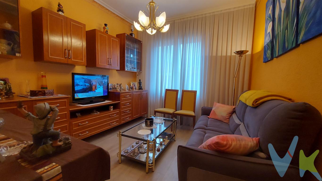 INMOBILIARIA SOLOZÁBAL presenta un piso en pleno centro de Logroño de 3 dormitorios.¡Oportunidad única en el corazón del Casco Antiguo de Logroño! Muy cerca de la fuente de Murrieta Presentamos este encantador piso en venta, ubicado estratégicamente en una de las zonas más codiciadas de la ciudad. Su localización privilegiada y el encanto arquitectónico del edificio construido en 1941 se combinan para ofrecer una vivienda con historia y todas las comodidades de la vida moderna.Este piso, situado en la quinta planta, dispone de tres luminosas habitaciones que permiten un ambiente acogedor y funcional, ideal tanto para familias como para parejas que buscan un hogar espacioso. Con una superficie útil de 58 metros cuadrados y una superficie construida de 66 metros cuadrados, la distribución está pensada para maximizar cada rincón del inmueble, creando espacios confortables y prácticos.El edificio está dotado de ascensor, lo que garantiza un acceso cómodo y seguro hasta la vivienda. Un detalle importante, especialmente en zonas con tanta historia como el Casco Antiguo. El portal bien mantenido y los elementos comunes del edificio reflejan la calidad y el buen estado de conservación de este inmueble.La zona cuenta con excelentes conexiones de transporte público, con paradas de autobús cercanas que facilitan el desplazamiento por toda la ciudad. Esto convierte la ubicación del piso en un punto de partida ideal para explorar Logroño y sus inmediaciones, disfrutando al máximo de todo lo que la ciudad tiene para ofrecer.Al entrar, se es recibido por un salón encantador que se llena de luz natural durante el día, proporcionando un espacio perfecto para descansar o recibir invitados. La cocina, diseñada de manera eficiente, ofrece todo lo necesario para el día a día.Cada una de las tres habitaciones ha sido pensada para brindar confort y tranquilidad, con suficiente espacio para almacenamiento. La vivienda posee un baño completo, funcional y bien distribuido, que mantiene la armonía estética con el resto del piso.Viviendo en este piso, se experimenta de primera mano el encanto de vivir en una zona con tanta vida y cultura como el Casco Antiguo, donde cada esquina cuenta con un fragmento del alma de la ciudad. Restaurantes, tiendas y lugares de interés histórico y cultural se encuentran a pocos pasos, ofreciendo una experiencia auténtica y vibrante.Esta es una oportunidad que pocos pueden dejar pasar. La combinación de ubicación, características y precio hacen de este piso una opción destacada en el mercado. La modernidad del ascensor en un edificio con tanta historia no es común, y es uno de los elementos que hacen único a este inmueble.No pierda la ocasión de conocer este piso que reúne todas las condiciones necesarias para convertirse en su próximo hogar. Le invitamos a concertar una visita para descubrir personalmente todo lo que este lugar tiene para ofrecer. La decisión de vivir aquí es apostar por calidad de vida, en el corazón de Logroño. No se lo pierda, ¡esperamos su llamada! 