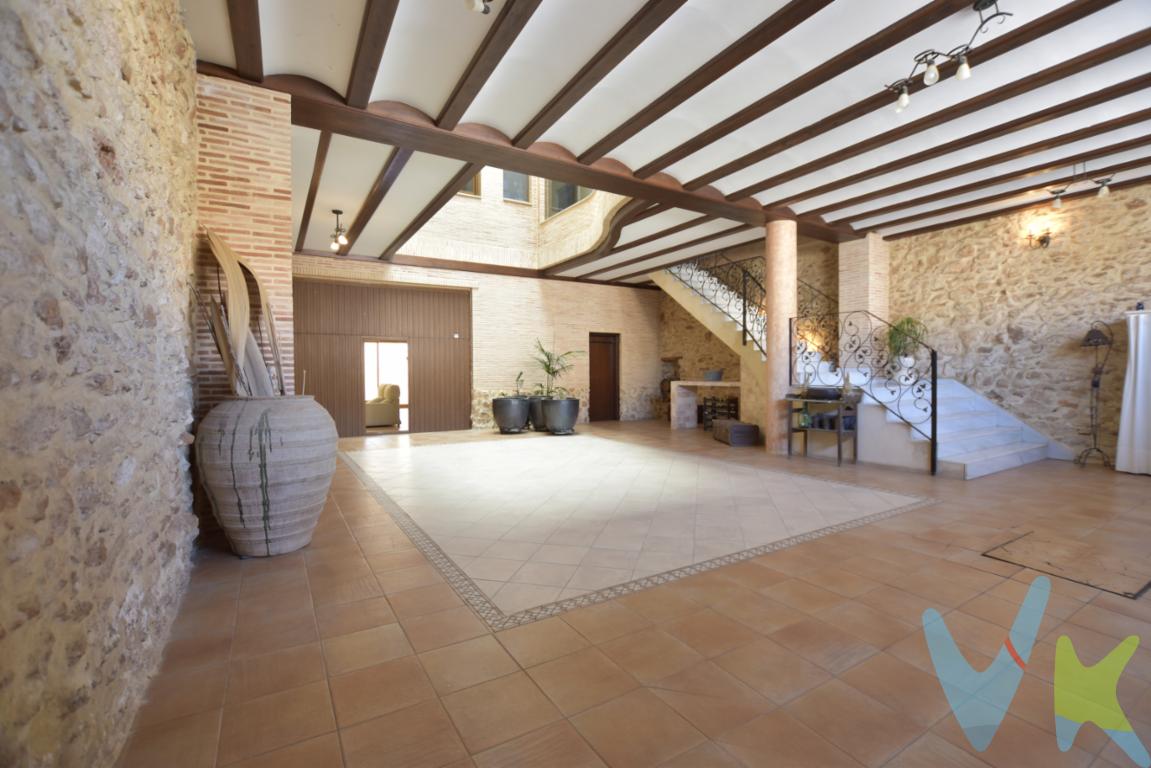¿Buscas una casa que combine confort, espacio y esencia de casa de pueblo? La tenemos, con un total de 455 metros construidos, esta propiedad no solo impresiona por su amplitud, sino también por sus cuidados detalles y acabados de calidad, desde las paredes de ladrillo visto original, las vigas de madera, escalera de mármol con pasamanos de forja y suelos auténticos de loza en algunas estancias. La vivienda te recibe con un patio central, abierto, aportando mucha luz desde el lucernario, que conecta con todas las plantas del inmueble. ¡Un lujazo de casa!La casa, construida en el año 2008, se ha mantenido en excelentes condiciones y está lista para recibir a sus nuevos propietarios. Distribuida en tres alturas, dispone de cuatro luminosas habitaciones, lo que la convierte en una opción ideal para familias que valoran y necesitan espacio para vivir de forma cómoda. Entramos...... en planta baja de unos de 190m2 aprox. hay espacio para aparcar varios coches, además de una sala multiusos con cocina, aseo y acceso a un patio o corral, con porche y  barbacoa, brindando un ambiente acogedor para celebraciones y poder relajarse sin problemas de espacio, disfrutando de la luz, ventilación y del sol de Levante.El piso primero de unos 175 m2 aprox. se distribuye en habitación principal con baño en suite más vestidor, otra cocina con terraza, habitación de plancha y salón comedor con salida a un balcón, desde el que se pueden apreciar unas vistas estupendas del municipio de Rafelbunyol, perteneciente a la comarca de l´Horta Nord. Vivir aquí significa experimentar la tranquilidad del ambiente de pueblo mientras a la vez se tienen todos los servicios necesarios muy cerca, al lado del Ayuntamiento, de los bancos, las farmacias y a la vez, muy cerca, a menos de cinco minutos, de la parada del metro L3, dirección Valencia a 35 minutos, una fusión perfecta entre la calma suburbana y la vivacidad del ambiente urbano de la capital.En el piso segundo hay dos habitaciones dobles, terraza y una zona abierta bien para teletrabajar, zona de lectura o con espacio para dos habitaciones más, además de un baño completo y salida a una terraza de unos 20m2 con unas vistas despejadas del municipio. La vivienda tiene doble orientación, este-oeste, muy ventilada y con corriente continua por sus zonas a doble altura y abiertas. Hay calefacción por radiadores. Una propiedad para hacer un hogar en donde se pueden construir recuerdos inolvidables o un proyecto empresarial para un pequeño hotel rural o restaurante. La vivienda se distingue como una de las mejores opciones del mercado actual en su categoría. ¡compruébalo! Ubicación privilegiada, calle principal y cita obligada de fiestas tanto religiosas como paganas, comodidades excepcionales, hacen que esta casa sólo está destinada a aquellos que buscan lo mejor en calidad de vida. Llámanos y déjate enamorar por cada uno de sus encantadores y exclusivos detalles. ¿Te gustaría enterarte en primicia de nuestros inmuebles en alquiler y venta? En VIVEKU.ES los publicamos con unos días de antelación.Contamos con 30 años de experiencia acreditada y nuestro objetivo es garantizarle un servicio de compra humano, ético, de calidad, fácil y seguro. Nuestro equipo lo integran agentes con la titulación AIR (Agente Inmobiliario Registrado) y Agentes Certificadores de la categoría Premium en certificación de inmuebles y debidamente registrados en el Registro de Agentes de Intermediación de la CV (RAICV 0743). Consulte en nuestras reseñas de Google lo que opinan los clientes que ya han trabajado con nosotros.El precio NO incluye: Impuestos, gastos de Notaría, registro y honorarios de inmobiliaria. 