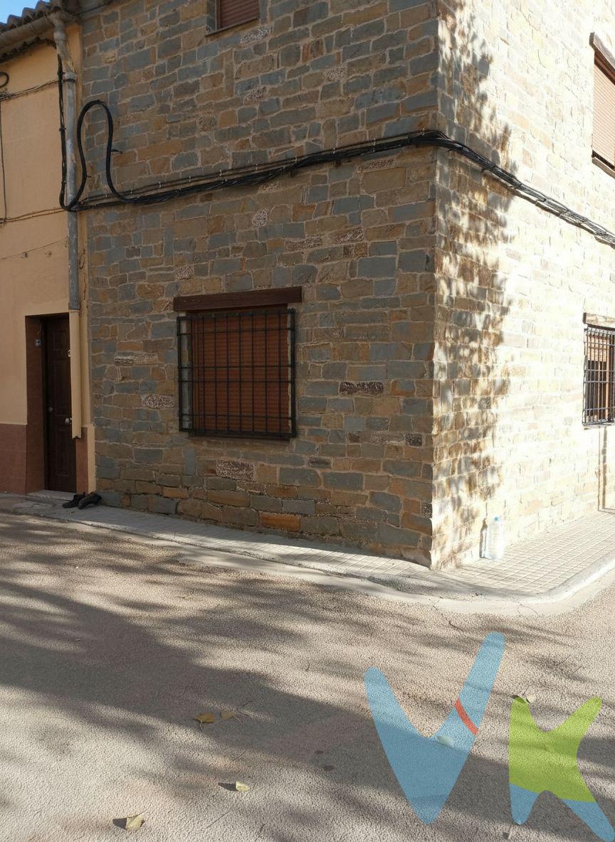 Se vende una casa de 230 metros en total en San Antonio Requena. A pesar de que el año de construcción es 1900, la casa está perfectamente reformada, aunque conserva su encanto rústico. Está compuesta de dos plantas, 115 metros cuadrados cada una, que pueden ser independientes- cada planta tiene su propia cocina y cuarto de baño. En la planta baja cinco habitaciones, una de los cuales de puerta exterior independiente y en la primera planta- cuatro habitaciones. Ventanas con rejas. Las tuberías, sistema eléctrico, suelo están completamente reformados. Suelo-terrazo. Buen vecindario, parada de bus en 7 minutos con una frecuencia de una hora. Valencia-Utiel. Rodeada de zona verde. Es una perfecta inversión. VENTA:. PVP 83.000€.  Gastos e impuestos no incluidos en el precio. La compra conlleva impuestos y gastos de formalización para el comprador. A título orientativo se informa que en segundas transmisiones el  ITP  con carácter general en  Valencia  es del  10%, pudiendo existir otros tipos impositivos atendiendo a  las circunstancias  personales del comprador u otras circunstancias previstas legalmente. Base imponible del impuesto el mayor valor entre el precio de compraventa, la tasación o el valor de referencia catastral. En cuanto a los gastos de  notaría y registro, en su caso,  suelen oscilar aprox; entre 1,5% y 2,5% (aranceles variables según precio, n.º de copias y complejidad). El comprador elige notario. Si el comprador precisase de  hipoteca: tasación, condiciones y costes bancarios serán según entidad elegida por el comprador, así como los gastos de gestoría, y cualesquiera otros gastos inherentes a la formalización de la compraventa que legalmente correspondan a la parte compradora, salvo pacto expreso en contrario con el vendedor. El consumidor tiene,  conforme a la normativa vigente, a su disposición información y documentación adicional relativa al inmueble y condiciones de la compraventa, que podrá ser consultada en C/Joaquín Costa 4, bajo 46005 Valencia o urbe2@remax.es. Honorarios de mediación inmobiliaria a cargo del  COMPRADOR: (3% del precio final de venta más IVA (21%), salvo otro pacto.); y  de VENDEDOR (según acuerdo con el mismo). . Se informa al consumidor que la agencia actúa como intermediaria inmobiliaria en la operación, estando cualquier eventual compraventa y sus condiciones sujeta a la aceptación expresa del propietario-vendedor y a la posterior formalización del correspondiente contrato.