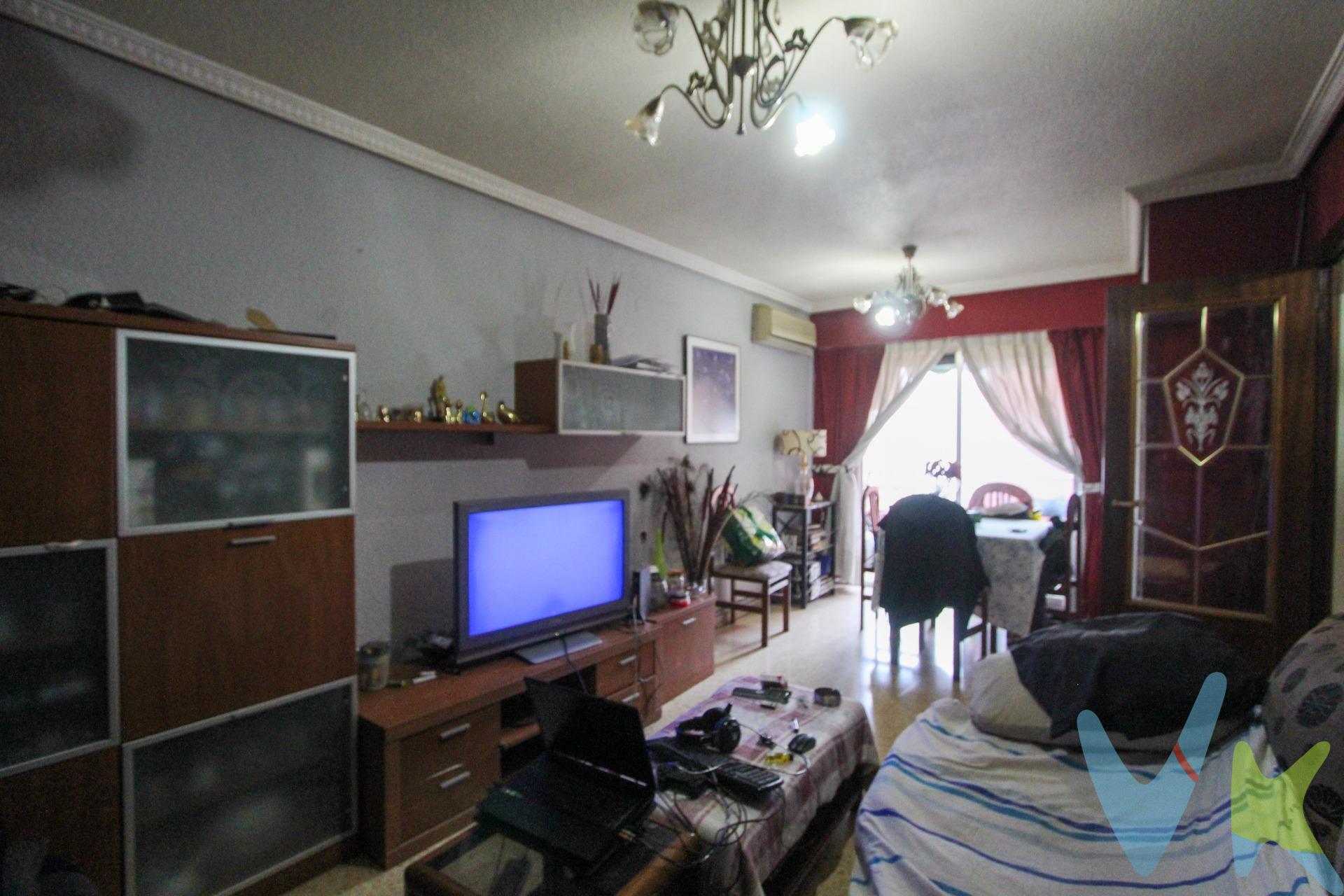 Este acogedor y luminoso piso en venta es ideal para quienes buscan comodidad y una excelente ubicación. Situado en una finca bien cuidada con ascensor, la vivienda cuenta con tres amplios dormitorios, un baño completo y un aseo adicional, lo que la hace perfecta para familias o aquellos que necesitan espacio extra. La distribución del piso es funcional y equilibrada, destacando una cocina independiente con suficiente espacio de almacenamiento y ventilación. Además, la vivienda dispone de dos balcones que permiten la entrada de luz natural y ofrecen vistas despejadas. Su orientación exterior garantiza luminosidad en todas las estancias a lo largo del día. Ubicado en una zona estratégica, el piso ofrece fácil acceso desde la autovía y se encuentra a pocos minutos del metro, lo que facilita la movilidad. Además, la zona cuenta con todos los servicios esenciales, como supermercados, colegios, parques y centros de salud. Este piso es una excelente opción para quienes buscan un hogar confortable, bien ubicado y listo para entrar a vivir. La descripción del presente inmueble e imágenes tienen mero carácter informativo y en ningún caso carácter contractual, pudiendo ser modificados por la inmobiliaria comercializadora sin que ello implique responsabilidad alguna frente a terceros. En el precio de venta a público, esta propiedad NO incluye los gastos de adquisición (Notario, registro, gestión, honorarios, etc…). 