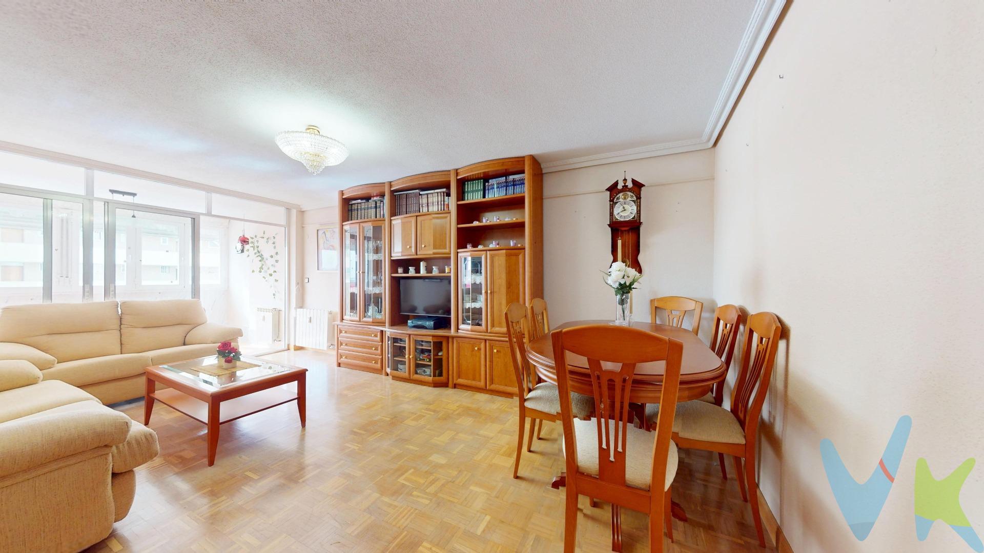 Vivienda de 102 metros cuadrados incluidos elementos comunues situada en zona privilegiada de Madrid. Piso muy bien distribuido con todas las estancias bastante amplias, y muy luminoso, 3 dormitorios con armarios empotrados, salón independiente, cuarto de baño con plato de ducha con mámpara, cocina independiente con vitrocerámica, dos terrazas acristaladas. Las calidades son las siguientes, suelos de parquet y gres, ventanas de pvc y aluminio, puertas interiores de sapelli, exterior blindada, agua caliente por termo, calefacción central. El edificio es una finca  señorial, con acceso para personas con movilidad reducida, 2 ascensores, conserje e inspección técnica del edificio favorable. Esta zona destaca principalmente por ser un enclave de alta calidad de vida que equilibra el carácter residencial con un potente eje de negocios y excelentes conexiones. Es uno de los puntos mejor comunicados de Madrid. En un radio de apenas 300 metros tienes acceso a:. Metro y Tren: La estación de Chamartín (Líneas 1 y 10 de Metro, Cercanías y Alta Velocidad). Autobús: Múltiples paradas como Mauricio Legendre-Manuel Caldeiro (Líneas 66, 154, 107, 129, 174) y el intercambiador de Plaza de Castilla. Acceso Vial: Salida directa a la M-30, el Paseo de la Castellana y la M-11 (hacia el aeropuerto). Educación :. Para los más pequeños, existen varias escuelas infantiles destacadas por su cercanía y proyectos pedagógicos:. Escuela Infantil El Tren de los Niños: Con más de 25 años de experiencia en Chamartín, ofrece un entorno seguro y flexible con enfoque en el aprendizaje activo. Colegios (Primaria y Secundaria). La zona ofrece tanto centros concertados de larga trayectoria como colegios británicos e internacionales:. Centro Formativo Padre Piquer: Institución concertada referente en la zona que imparte ESO, Bachillerato y Formación Profesional con un fuerte enfoque en la integración y la innovación. International School of Madrid: Colegio británico privado que ofrece educación desde primaria, destacando por su excelencia académica y bilingüismo. Colegios Concertados en Chamartín: En las proximidades se encuentran centros como el Nuestra Señora del Recuerdo, Cardenal Spínola y Sagrado Corazón Chamartín. IES Clara del Rey: Centro bilingüe de Formación Profesional muy reconocido en el distrito de Chamartín. IES Santamarca: Otra opción pública de secundaria y bachillerato con amplia trayectoria en la zona. Hospital Universitario La Paz: Situado a solo 1,5 km (unos 8 minutos en coche), es el centro de referencia de la zona. Es uno de los hospitales más valorados a nivel internacional por sus especialidades y servicio, centros de salud Nuñez Morgado y Ciudad Jardín. La proximidad al complejo de las Cuatro Torres y al nuevo espacio Caleido Madrid ofrece una oferta de ocio de vanguardia con cines, tiendas de moda y una amplia variedad de restauración al aire libre. La zona está en el epicentro de Madrid Nuevo Norte, el mayor proyecto de regeneración urbana de Europa. Esto garantiza que el valor de las viviendas y la calidad de las infraestructuras sigan creciendo en los próximos años, Proyección de Futuro: Se estima que los precios en las áreas clave de influencia de Madrid Nuevo Norte superen los 9.500 €/m² en los próximos cinco años. Impacto de Madrid Nuevo Norte en la ZonaMejora de Infraestructuras: El proyecto incluye la cubrición de 20 hectáreas de vías ferroviarias para crear un Parque Central, así como 13 km de carril bici y nuevas conexiones peatonales, la consolidación de un nuevo centro financiero atraerá a profesionales de alto poder adquisitivo, aumentando la demanda de alquiler. El precio no incluye los gastos de compraventa (ITP, notaría, gestoría, registro, ni  los honorarios de intermediación inmobiliaria.