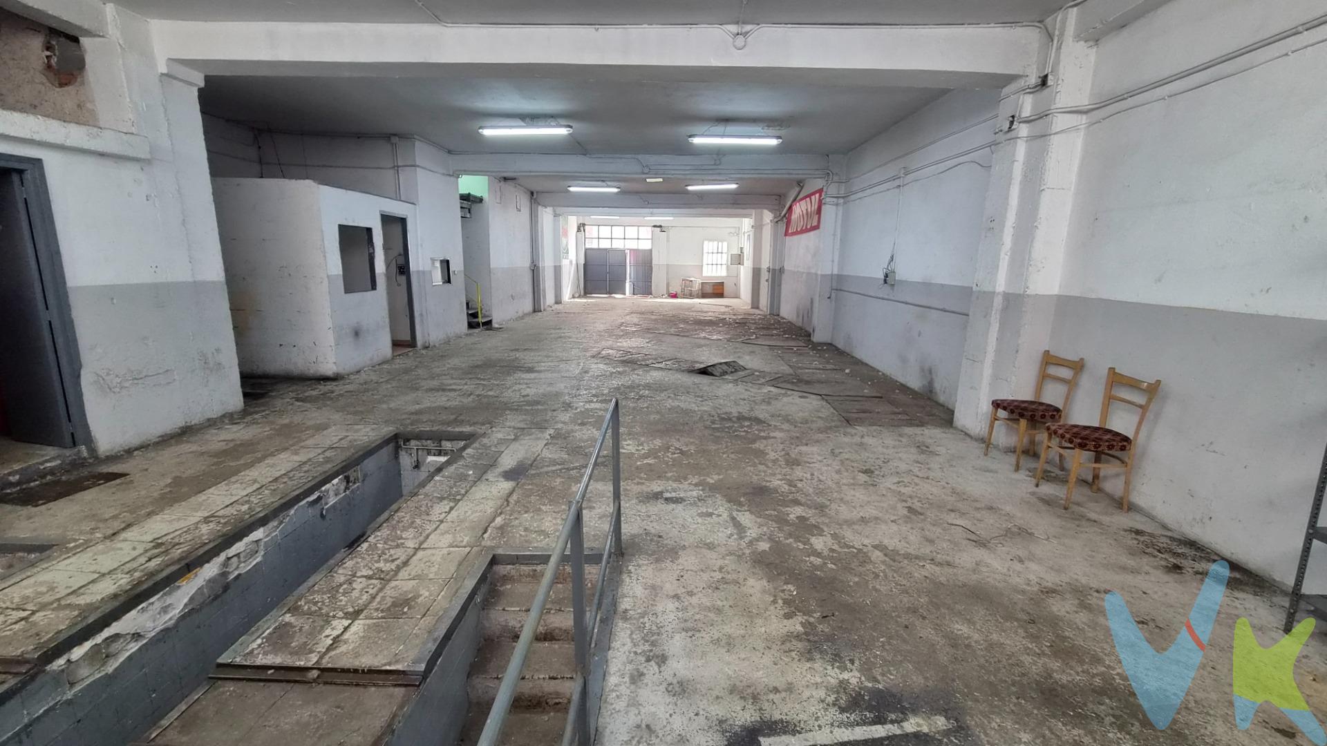 Ubicado en la estratégica zona de estación en Ponferrada, este local comercial destinado a taller de coches ofrece una excelente oportunidad para emprendedores del sector automotriz. Con una superficie total de construcción de 170 m² y útil de 160 m², el espacio es ideal para establecer un negocio que requiera amplias áreas operativas. El inmueble se presenta en buen estado y cuenta con dos aseos perfectamente equipados para comodidad tanto del personal como de los clientes. Además, su carácter totalmente exterior proporciona iluminación natural durante todo el día, creando un ambiente agradable y funcional. Como valor añadido, incluye trastero que puede ser utilizado para almacenamiento adicional o herramientas necesarias dentro del rubro automotor. Este taller no solo representa una inversión sólida por su ubicación favorable sino también por las posibilidades comerciales que brinda al encontrarse cerca e interconectado con otros servicios clave. Algunas de las imágenes han sido realizadas con IA con el fin de ayudar a visualizar el resultado final. 