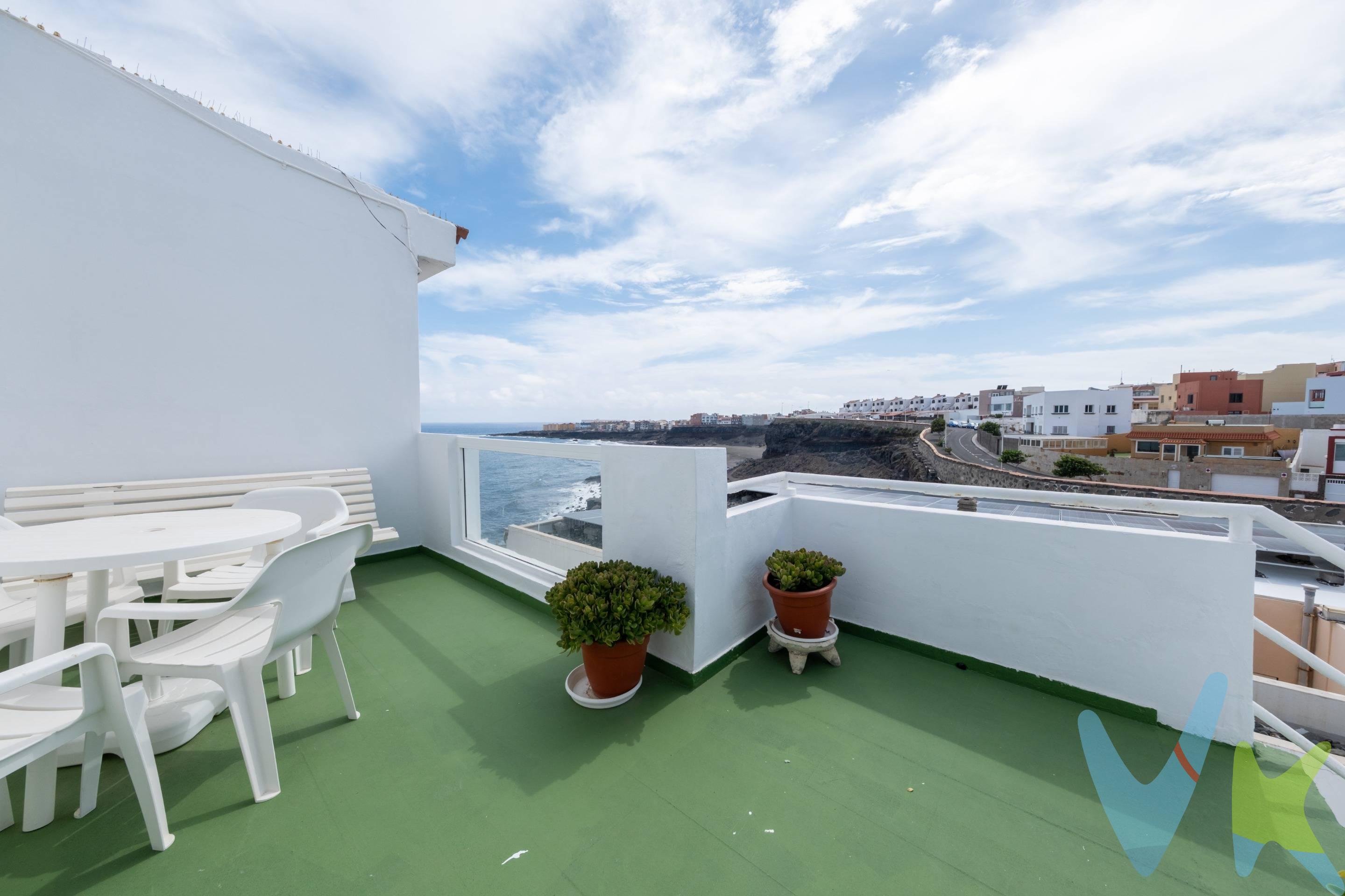 Un rincón privilegiado frente al océano, donde disfrutar de la tranquilidad, la privacidad y unas vistas que enamoran. Ubicada en la demandada zona residencial de La Estrella, Telde, dentro de una urbanización privada, esta magnífica vivienda de dos plantas ofrece una combinación perfecta de amplitud, comodidad y unas espectaculares vistas al mar y a la playa. Su excelente orientación y su ubicación protegida del viento permiten disfrutar de sus espacios exteriores durante prácticamente todo el año, convirtiéndola en un lugar ideal tanto para vivir como para invertir. La planta principal, situada a pie de calle, nos recibe con un agradable jardín de entrada que da paso a una vivienda cómoda y funcional, distribuida en amplio y luminoso salón con acceso directo a una fantástica terraza con impresionantes vistas al mar, cocina independiente con solana, dos dormitorios individuales, baño completo y gran dormitorio principal con baño en suite. La terraza es, sin duda, uno de los grandes atractivos de esta propiedad: un espacio privilegiado desde el que contemplar el océano, relajarse o disfrutar de inolvidables momentos al aire libre. En la planta inferior encontramos una auténtica joya: un apartamento con salón, dormitorio y baño, que cuenta además con una espectacular terraza privada de 35 m². Este espacio ofrece grandes posibilidades gracias a la opción de independizarlo de la vivienda principal, convirtiéndolo en una solución ideal para alojar familiares, recibir invitados o destinarlo a una actividad de alquiler, siempre sujeto a la normativa aplicable. La propiedad se completa con un garaje independiente y cerrado de aproximadamente 14 m², un valor añadido que aporta comodidad y seguridad. Contacta con nosotros y descubre personalmente todo el potencial de esta propiedad.