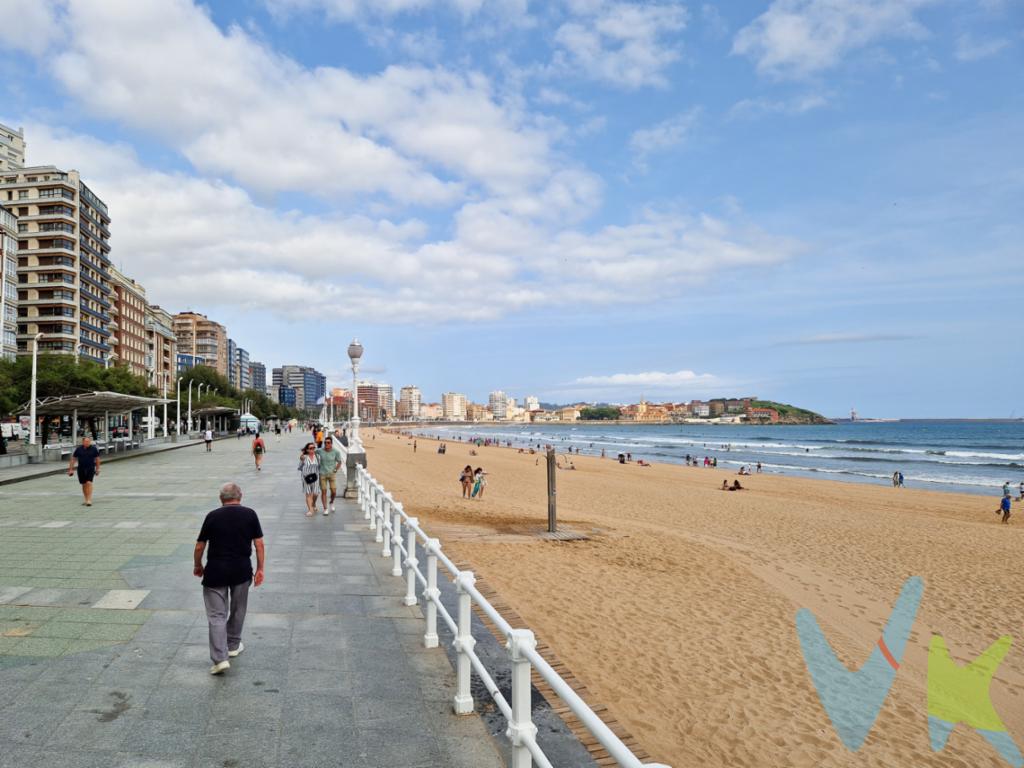  ¿Estás buscando el hogar ideal con metros altura y ubicación en Gijón? Te presentamos este exclusivo piso en la codiciada zona de La Arena, donde la comodidad y la calidad de vida se unen en un solo lugar. Este impresionante dúplex, ubicado en la quinta planta de un edificio construido en 1996, cuenta con amplios 134 metros cuadrados construidos, diseñados para ofrecerte el máximo confort y estilo.En la Planta Baja , serás recibido por un acogedor recibidor que te conducirá a un amplio salón lleno de luz natural con una pequeña terraza,Cocina equipada con todos los electrodomésticos esenciales, 1 habitación y aseo .La Planta Primera   se distribuye en 3 Habitaciones ,una de ellas con vestidor y 2 baños uno de ellos en suite.Las cuatro habitaciones, espaciosas y bien iluminadas, te brindan la oportunidad de crear tu propio refugio personal; cada una de ellas es perfecta para adaptarse a tus necesidades, ya sea como dormitorios, oficina o sala de juegos.La ubicación es otro de los puntos fuertes de este atractivo piso, situado en La Arena, tendrás acceso a una amplia variedad de servicios como supermercados, cafeterías, restaurantes y tiendas. La cercanía a la playa te permitirá disfrutar de agradables paseos junto al mar y practicar diversas actividades al aire libre en cualquier época del año.El transporte público es igualmente accesible, con líneas de autobuses cerca que te facilitarán la movilidad por la ciudad y sus alrededores.Este piso tiene todo lo que necesitas para convertirte en el centro de tus propias historias.No pierdas la oportunidad de conocer este magnífico dúplex. Su espacio, luminosidad y ubicación lo convierten en una opción excepcional para familias, profesionales o parejas. Agenda tu visita y descubre en persona todo lo que este hogar tiene para ofrecerte. Te aseguramos que, una vez que pongas un pie en su interior, querrás hacer de este lugar tu nuevo hogar. ¡Te esperamos!Gastos e impuestos no incluidos en el precio. En segundas transmisiones, el comprador abona el ITP (porcentajes en Asturias: https://sede.tributasenasturias.es/sites/sede/default/es_ES/Que-quieres-hacer/Transmisiones-Patrimoniales-y-AJD), calculado sobre el mayor valor entre precio, tasación o valor de referencia catastral. Notaría y registro según aranceles variables; el comprador elige notario. El vendedor asume la plusvalía municipal; el resto de gastos (incluida hipoteca: tasación, costes bancarios, gestoría y formalización) son del comprador.Honorarios: intermediación a cargo del vendedor; mediación a cargo del comprador del 2% + IVA, mínimo 2.000  + IVA.El consumidor puede solicitar información y documentación adicional en la sede física o por correo electrónico de la Agencia (contacto en la web). La agencia actúa solo como intermediaria; toda compraventa queda sujeta a la aceptación expresa del vendedor y a la formalización del contrato. Anuncio meramente informativo: los datos corresponden a la fecha de publicación y pueden variar por actualizaciones legales, contractuales o fiscales.