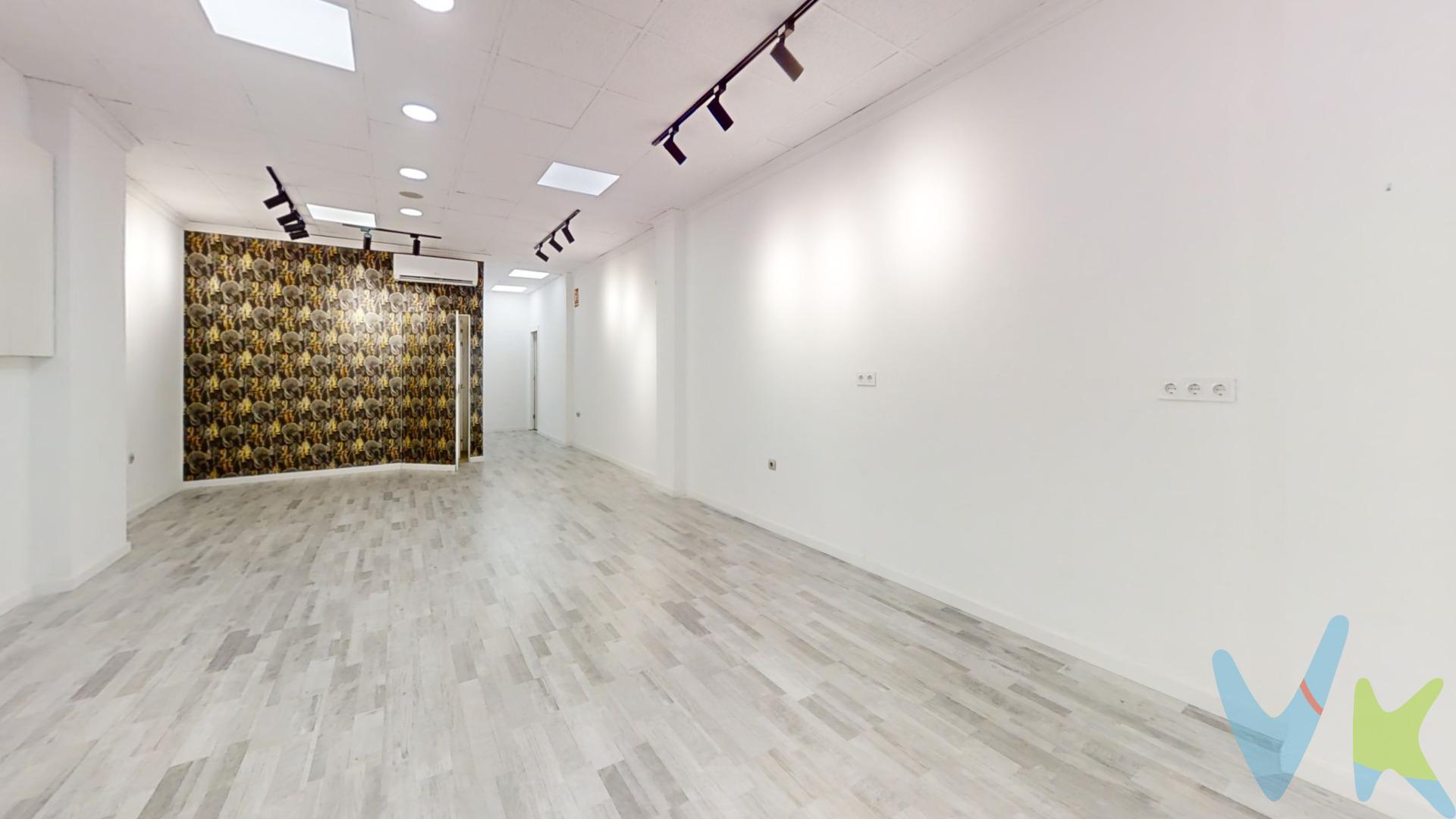 ¡Oportunidad Única! . Éste local de 88 metros cuadrados útiles se encuentra en la avenida más comercial del Puerto de Sagunto, un lugar estratégico para atraer a una gran clientela. . Con un diseño funcional, el espacio está equipado con suelo de parquet y aire acondicionado, creando un ambiente agradable tanto para clientes como para empleados. El local cuenta con dos aseos, uno de ellos adaptado para personas con discapacidad, lo que garantiza la accesibilidad para todos. Además, dispone de un amplio escaparate que ofrece visibilidad y atractivo a tu negocio. Con una fachada de 3 metros lineales, este local a pie de calle es perfecto para cualquier tipo de emprendimiento. Construido en 1980, el local ha sido mantenido en excelentes condiciones y cuenta con un almacén que proporciona espacio adicional para el almacenamiento de productos. . No dejes pasar esta oportunidad de establecer tu negocio en una ubicación privilegiada. . ¡Contáctanos y ven a verlo!.  .  La venta de ésta propiedad se gestiona mediante contrato de EXCLUSIVA COMPARTIDA, donde más de 150 agencias colaboradoras tienen la ventaja de poder ofrecer a sus potenciales compradores este inmueble, lo que le garantiza un servicio de calidad, un trato fácil, sencillo y sin interferencias de terceros. Por este motivo, se ruega no molestar al propietario, a los ocupantes de la propiedad, a los vecinos o conserjes del edificio o urbanización si los hubiera. Si Usted es agencia inmobiliaria y tiene un cliente para éste inmueble, llámenos, estaremos encantados de colaborar en ésta y otras operaciones.