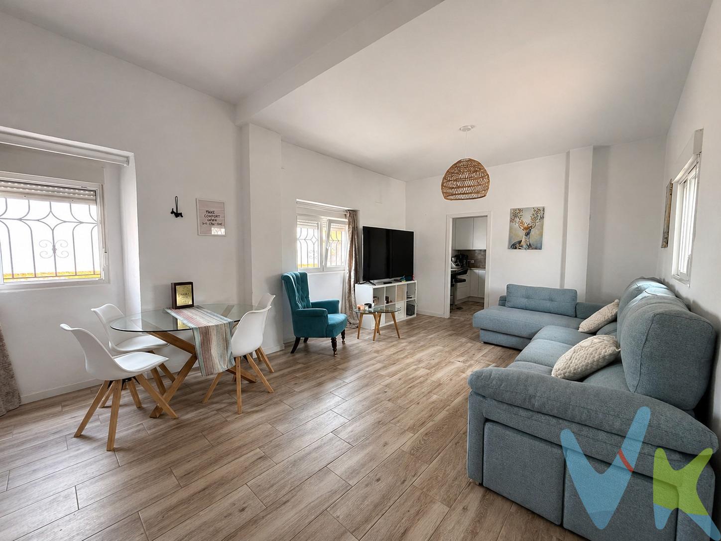 Vivienda de diseño con solárium y vistas a la Bahía de Algeciras. Descubre esta espectacular vivienda ubicada en la tranquila y demandada zona de Puente Mayorga, a escasos minutos de la playa y rodeada de todos los servicios que facilitan el día a día. La propiedad ha sido completamente reformada con un estilo moderno y minimalista, cuidando cada detalle para ofrecer confort, funcionalidad y una estética actual. Cuenta con una superficie útil de 126 m² perfectamente distribuidos en tres dormitorios, dos baños totalmente renovados, y un luminoso salón-comedor que se convierte en el corazón del hogar, ideal para disfrutar en familia o recibir invitados. La cocina, totalmente equipada, combina diseño y practicidad, creando un espacio cómodo y elegante para el día a día. Además, en la segunda planta encontrarás una agradable zona de oficina, perfecta para teletrabajar o como espacio polivalente. Uno de los grandes atractivos de esta vivienda es su fantástico solárium privado con barbacoa y trastero, un espacio pensado para disfrutar al máximo del buen clima de la zona: tomar el sol, organizar cenas de verano o simplemente relajarte mientras contemplas unas preciosas vistas a la Bahía de Algeciras. Ubicada en un entorno familiar y cómodo, justo al lado de un colegio, parque infantil y pistas de fútbol, esta vivienda es ideal tanto como residencia habitual como inversión. Una oportunidad única de vivir con estilo, cerca del mar y con todas las comodidades. • Operación sujeta a ITP, cuyo tipo general es del 7% respecto al precio de venta, pudiendo reducirse al 6% o 3,5% en determinados supuestos conforme a la Ley 5/2021, de 20 de octubre, de Tributos Cedidos de la Comunidad Autónoma de Andalucía. • Honorarios de agencia - El comprador deberá abonar a la agencia unos honorarios del 3% del precio de compraventa (mínimo 3.000 €), más IVA del 21%. • Gastos de Notaría y Registro - Se estiman entre 1.000 € y 2.500 €, dependiendo del precio final, número de copias, extensión de la escritura y complejidad, conforme al Real Decreto 1426/1989 (arancel notarial) y Real Decreto 1427/1989 (arancel registral). • Financiación - En caso de financiación bancaria, los gastos asociados deberán ser consultados directamente con la entidad financiera correspondiente. Nota importante - La agencia realiza labores de intermediación. Las condiciones finales de la compraventa estarán sujetas a la aceptación expresa de la parte vendedora y a la posterior formalización contractual.