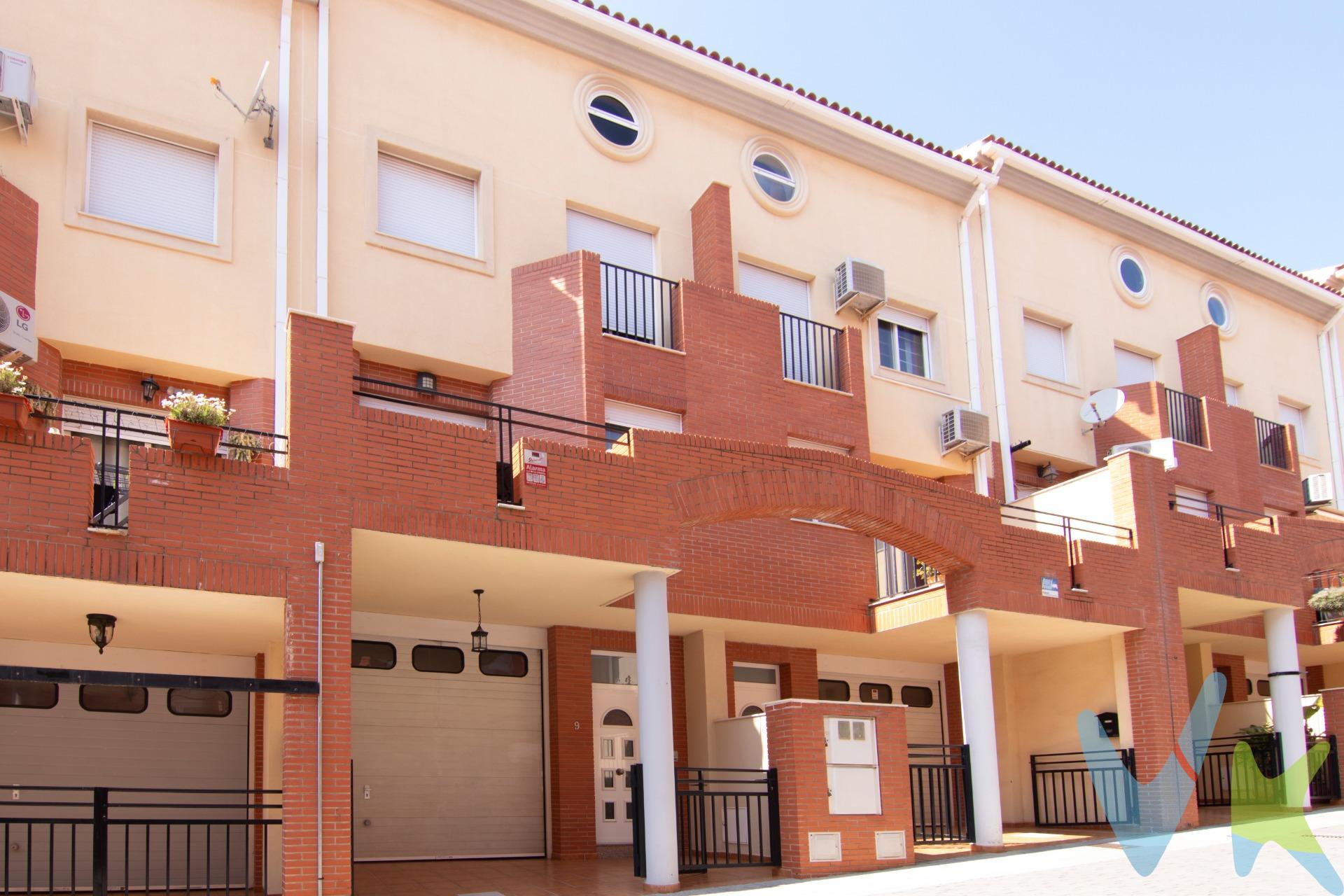 Presentamos un magnífico adosado ubicado en una tranquila calle peatonal de Carbonaire, ideal para familias que buscan comodidad y calidad de vida. Esta propiedad cuenta con amplios dormitorios que ofrecen un espacio acogedor y funcional. El hogar ha sido recientemente reformado, garantizando modernidad y confort en cada rincón; dispone de un baño completo bien equipado además de un aseo adicional para mayor conveniencia. Entre sus atractivas características se encuentra el gran garaje, perfecto tanto para vehículos como para almacenamiento adicional. La terraza interior está diseñada para disfrutar al máximo del aire libre e incluye una barbacoa, convirtiéndola en el lugar perfecto para reuniones familiares o celebraciones con amigos. Además, destaca su balcón exterior orientado al este donde podrá deleitarse con las primeras luces del día mientras disfruta de la tranquilidad del entorno. Mobiliario y electrodomésticos no incluidos en el precio. “El precio del inmueble no incluye los gastos de notaría y registro de la propiedad (que están sujetos a aranceles y varían dependiendo del precio de escrituración), ni los impuestos (que en la Comunitat Valenciana varían dependiendo del precio del inmueble y de las características personales del comprador.”. 