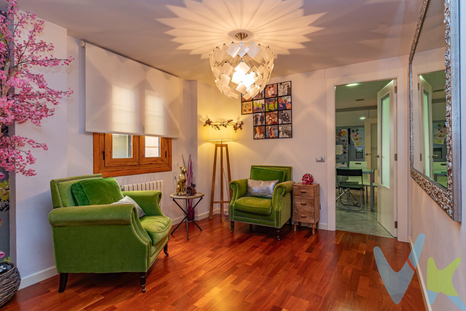 Pocas propiedades como esta reúnen tantas ventajas, tanto por su localización privilegiada como por su alta calidad constructiva. Con una superficie construida de 225 m², esta propiedad se distribuye en dos plantas y cuenta con cuatro amplias habitaciones dobles, tres baños completos, uno de ellos en suite en el dormitorio principal y todas las comodidades necesarias para entrar a vivir de inmediato. La gran cocina totalmente equipada con electrodomésticos modernos hará que cocinar sea un auténtico placer. El bonito salón comedor cuenta con grandes ventanales exteriores por lo que es muy luminoso y acogedor. Los suelos laminados de parquet ofrecen calidez y confortabilidad en cada rincón. La carpintería interior blanca de alta calidad añade un toque de elegancia y la exterior de PVC/Climalit proporciona aislamiento térmico y acústico. La calefacción de gas natural a través de radiadores asegura tu confort durante los meses más fríos. El precio incluye una  plaza de parking , que se encuentra a escasos metros del edificio. Entre otras características destacan los armarios empotrados, sistema descalcificador integrado que protege tus electrodomésticos, la puerta blindada y el videoportero, garantizando seguridad y tranquilidad. Esta propiedad tiene una ubicación perfecta, en el casco histórico de la ciudad, a un paso de todos los comercios. Además se encuentra muy cerca del TRAM que comunica la universidad de Castellón (UJI) con el Grao, donde está el puerto deportivo y la playa pudiendo disfrutar  todo el año de una gran oferta de ocio y restauración. ¡No lo dudes, ven a verlo! . (*) Gastos, impuestos y honorarios de agencia no incluidos en el precio