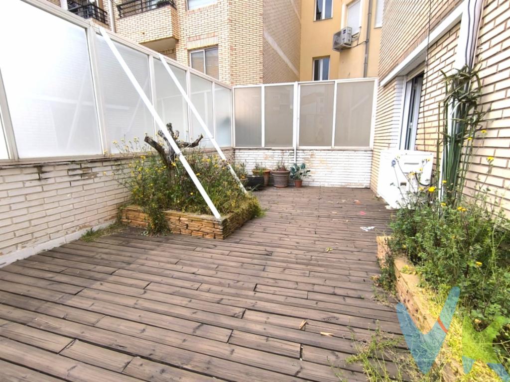 Calle San Antón, piso de grandes dimensiones, a reformar, con gran terraza.Vivienda de grandes dimensiones, a reformar, ya que ha sido un centro de Pilates.Tiene una gran estancia exterior  con balcón y otra gran estancia al patio de manzana, muy luminosa, desde la que se accede a una gran terraza.Actualmente, tiene dos cuartos de baño y  no tiene cocina. Buen edificio y buena comunidad. Ascensor a piso llano.Calefacción y agua caliente central, con contador individual. 