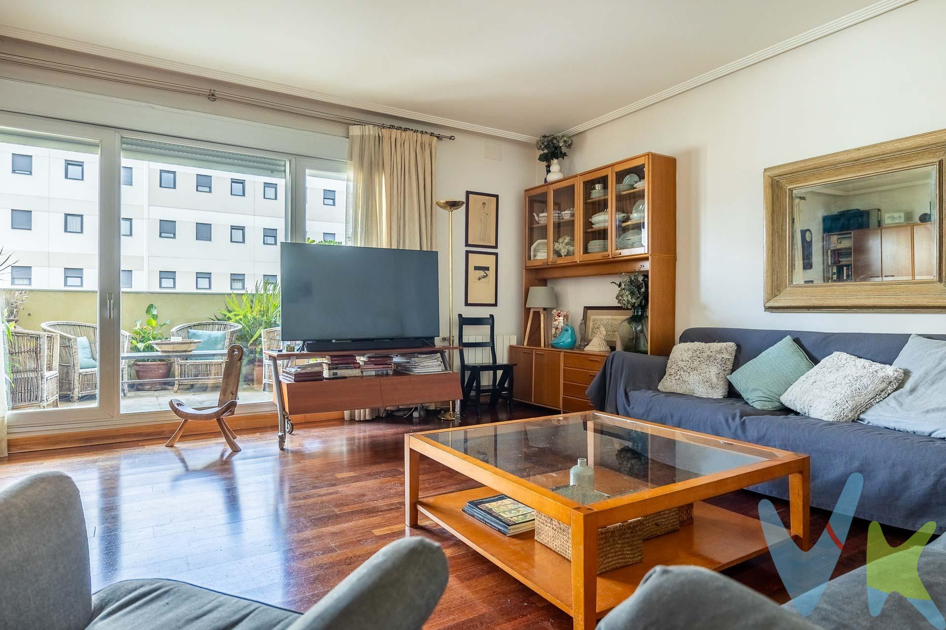 Con 206 metros de superficie, la vivienda tiene dos zonas diferenciadas. En la planta baja hay un magnífico distribuidor que comunica a tres dormitorios, dos de ellos con su cuarto de baño en suite y un tercero con otro cuarto de baño completo. En la segunda planta y comunicado con una escalera interior esta la zona de salón y comedor, amplio y con una bonita terraza que le da una gran luminosidad, gran cocina office con lavadero y aseo en la misma planta. Las calidades son de primer orden, suelos de tarima de madera de jatoba maciza, magníficas puertas, climatización FC, calefacción por radiadores, caldera de gas, todo dentro de una urbanización cerrada con seguridad las 24 h, piscina, zonas verdes y pistas de pádel. Son dos fincas registrales, por lo que se podrían hacer dos viviendas independientes. El precio incluye una gran plaza de garaje y un estupendo trastero. . Comunicaciones magníficas con estación de metro, tranvía y autobuses a pocos metros, zona comercial y próxima a colegios y universidades. Informamos a nuestros clientes que el precio de venta no incluye lo siguiente: honorarios de agencia, impuestos (el Impuesto de Transmisiones Patrimoniales, I. V. A. o A. J. D. , en su caso), otros gastos de la compraventa (gastos de registro de la Propiedad, Notaría, gestoría ni de posible financiación). Documento D. I. A. a disposición del consumidor según Decreto 218/2005 Junta de Andalucía.