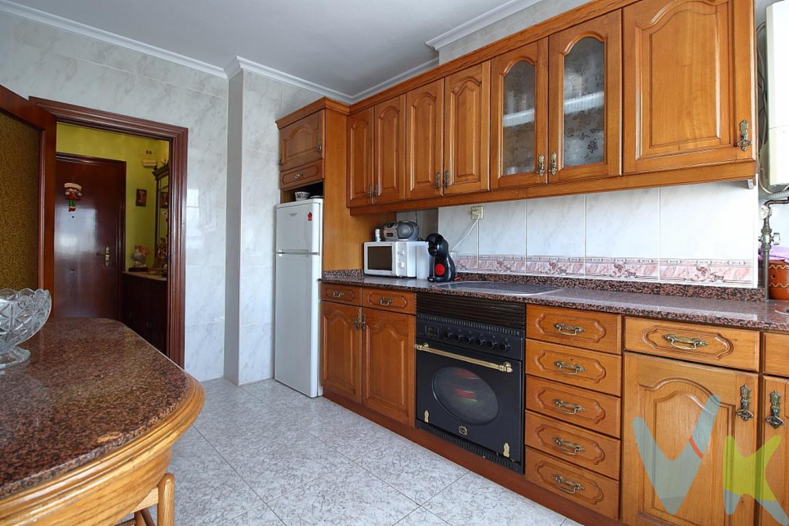 Magnífica oportunidad de adquirir un piso situado en la zona de Llano. Ubicado en la cuarta planta del edificio, se encuentra en venta y es una elección ideal para aquellos que buscan combinar comodidad con una ubicación estratégica.Se distribuye en: Cocina, Salón, 3 habitaciones y un baño para reformar.Así mismo, cuenta ascensor lo que facilita el acceso a la vivienda.Plaza de garaje: OPCIONAL (no incluída en el precio de venta)No pierdas la oportunidad de visitar esta propiedad que combina todo lo que necesitas. Este piso tiene todo lo necesario para convertirse en tu próximo hogar, y una visita es suficiente para convencerte de su potencial. ¡Te invitamos a coordinar una visita para que descubras todo lo que este inmueble tiene para ofrecer! Una oportunidad como esta no dura mucho en el mercado, asi que ¡actúa rápido para no dejarla escapar!Gastos e impuestos no incluidos en el precio. A título orientativo, en segundas transmisiones, el comprador abonará el Impuesto sobre Transmisiones Patrimoniales (ITP). Para consultar los porcentajes del ITP en Asturias puede hacerlo a través de la web oficial de servicios tributarios del Principado de Asturias https://sede.tributasenasturias.es/sites/sede/default/es_ES/Que-quieres-hacer/Transmisiones-Patrimoniales-y-AJD. La base imponible será el mayor valor entre precio de compraventa, tasación o valor de referencia catastral. Gastos de notaría y registro según aranceles variables según precio, número de copias y complejidad.  El comprador escoge libremente notario. El vendedor asume la plusvalía y el resto de gastos son del comprador. Si se precisa hipoteca: Tasación, condiciones y costes bancarios según entidad elegida por el comprador; así como los gastos de gestoría y cualesquiera otros inherentes a la formalización de la compraventa. De acuerdo con la ley, no se incluyen en el precio otros gastos o tributos que legalmente correspondan al comprador. Honorarios de intermediación inmobiliaria a cargo del vendedor y honorarios de mediación inmobiliaria del 2% más I.V.A. con un mínimo de 2.000 + IVA a cargo del comprador. El consumidor tiene derecho, conforme a la normativa vigente, a disponer de información y documentación adicional relativa al inmueble y condiciones de la compraventa, accesible en la sede física o mediante correo electrónico de la Agencia cuyos datos de contacto aparecen en la página web. La agencia actúa exclusivamente como intermediaria en la operación. Cualquier compraventa y sus condiciones quedan sujetas en todo caso a la aceptación expresa del vendedor del inmueble y a la posterior formalización del correspondiente contrato. El presente anuncio tiene carácter meramente informativo; la información suministrada se corresponde con la disponible a la fecha de publicación, pudiendo variar en función de las circunstancias o actualizaciones legales, contractuales y fiscales.