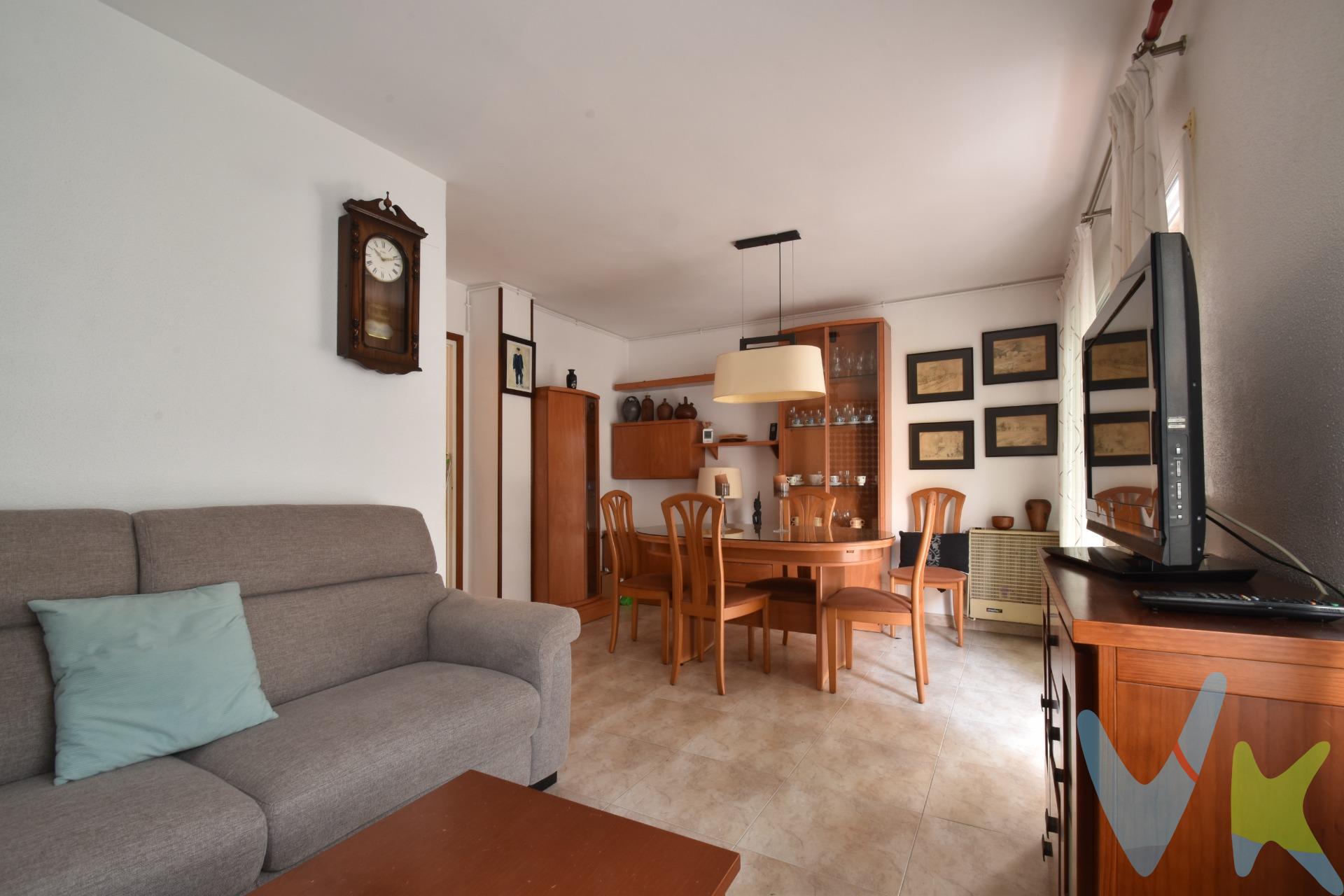 Ubicado en una de las zonas más valoradas de Vilanova i la Geltrú, te presentamos este amplio y luminoso piso, perfecto para familias que buscan espacio, comodidad y una ubicación privilegiada. Situado en una tercera planta con ascensor, el inmueble ofrece una superficie generosa y una distribución muy funcional. Cuenta con cuatro habitaciones: dos habitaciones dobles ideales como dormitorios principales y dos habitaciones individuales perfectas como despacho, cuarto infantil o sala de juegos. La vivienda dispone de un baño completo y un aseo adicional, lo que facilita la convivencia en el día a día. La cocina, con acceso a una práctica galería, proporciona una zona perfecta para lavandería o almacenamiento adicional. Uno de los grandes atractivos de este piso es su excelente conexión con el exterior: dispone de un balcón y una terraza privada, dos espacios perfectos para disfrutar del buen clima, crear una zona chill-out o simplemente relajarse al aire libre. Este piso combina amplitud, luminosidad y ubicación estratégica, en una finca con ascensor y en un barrio tranquilo, cercano a todos los servicios, comercios y transporte público. Una gran oportunidad para quienes buscan calidad de vida sin renunciar a estar cerca del centro. El precio no incluye impuestos (ITP, IVA y AJD), ni los gastos de notario ni los de registro.