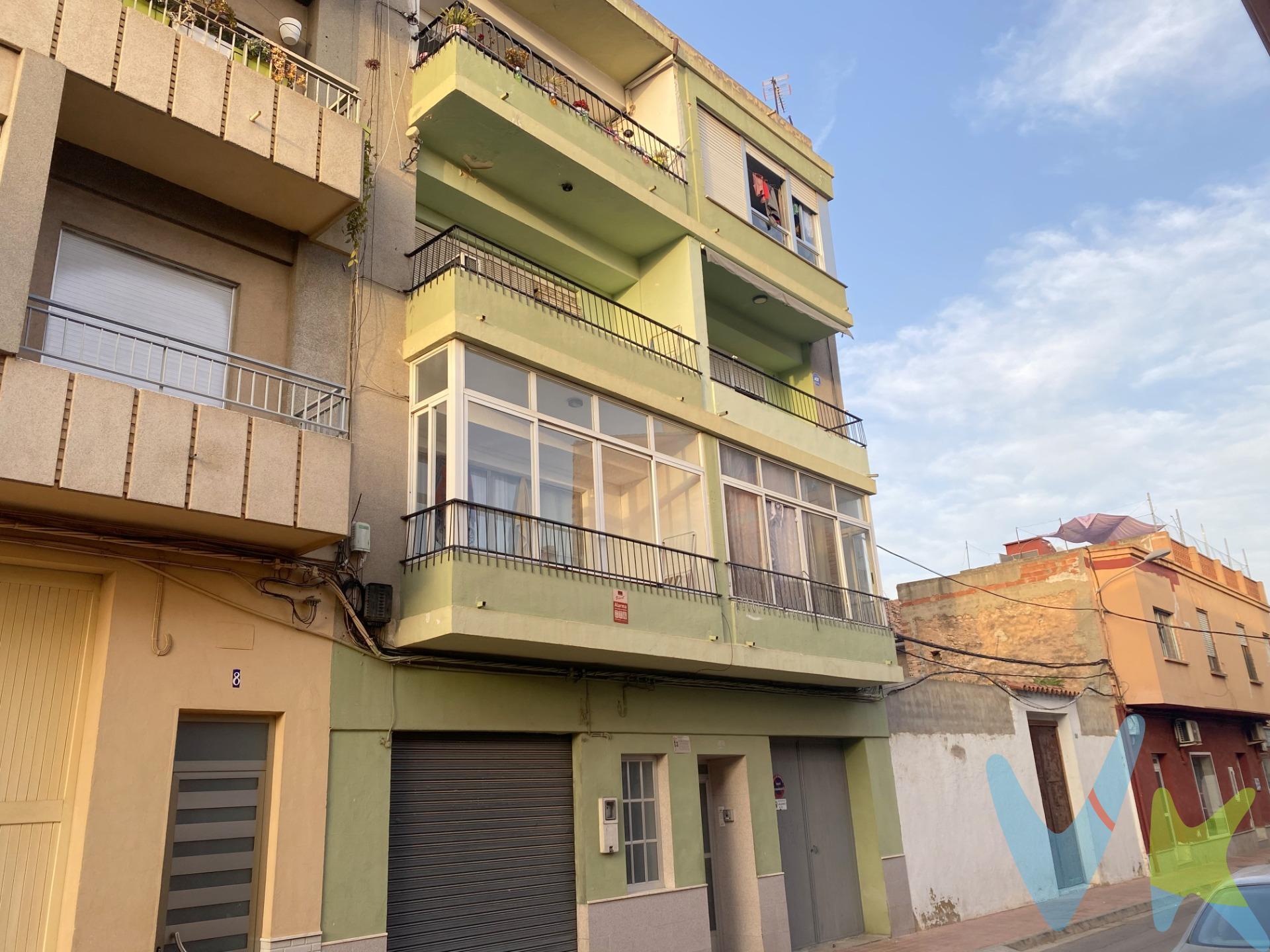 Presentamos este espacioso piso ubicado en la tranquila localidad de Alginet. Con una superficie construida de 114 m², esta propiedad ofrece un gran potencial para personalizar a su gusto. La vivienda cuenta con orientación sur que garantiza luminosidad durante todo el día. Dispone de tres habitaciones: una doble y dos sencillas; ideal para familias o como inversión. El baño es completo y no se incluyen aseos adicionales. La terraza añade un atractivo especial al inmueble, brindando un espacio perfecto para disfrutar del aire libre o relajarse después de un largo día. En términos prácticos, tiene acceso cercano a las estaciones metro y tren facilitando así la movilidad hacia otras zonas urbanas. Es importante señalar que el estado actual requiere reforma lo cual permite adaptar cada rincón según sus preferencias personales e incrementar significativamente su valor tras realizar las mejoras necesarias.