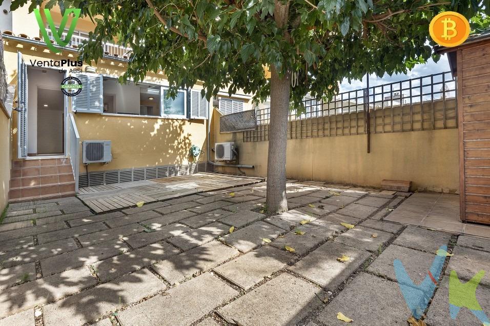  Planta Baja con jardín en Santa María del Camí ¡Tu hogar ideal cerca de Palma! . Si sueñas con vivir rodeado de naturaleza, comodidad y servicios, esta planta baja te está esperando en Santa María del Camí, uno de los pueblos con más encanto de la isla. A tan solo 20 minutos de Palma en tren y 15 minutos en coche. Junto a la estación de tren, pero lejos del ruido por lo que goza de una comunicación perfecta y descanso garantizado. Con restaurantes, tiendas, rutas de senderismo y ambiente familiar. Características destacadas:. 2 dormitorios dobles. 2 Baños completos. Amplio salón/comedor con mucha luz natural. Cocina con vistas despejadas y salida directa a la terraza. Terraza/jardín privado de unos 50 m² para disfrutar todo el año. Caseta de madera / Trastero ideal para almacenaje extra. Confort todo el año:. Calefacción por radiadores eléctricos . Aire acondicionado con bomba frío/calor . Calidades y seguridad:. Suelos laminados. Ventanas climalit con buen aislamiento. Año de construcción: 2009. 98 m² construidos. Perfecta para familias con mascotas, gracias a sus espacios amplios tanto interiores como exteriores. No dejes pasar esta oportunidad de vivir con calidad, espacio y tranquilidad, cerca de todo. Contacta con nosotros para más información o para agendar una visita. Este inmueble ha sido certificado por ABSI (Asociación Balear de Servicios Inmobiliarios), garantizando que toda la documentación necesaria ha sido supervisada por la agencia comercializadora y que forma parte de la bolsa de propiedades en multiexclusiva ABSI. Inmobiliaria Inscrita en el Registre Oficial d’Agents Immobiliaris de les Illes Balears con el NÚMERO REGISTRO: GOIBE747077/2024