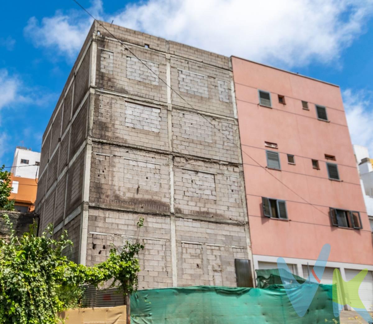 Una oportunidad para adquirir un proyecto residencial ya iniciado, con una parte importante de la obra ejecutada, la posibilidad de abordar directamente su fase de terminación y posterior comercialización. El edificio, ubicado en la calle Lentisco, 114 del barrio de Almatriche,  se levanta sobre una parcela urbana de 192 m², bajo normativa B2, y cuenta con una superficie total construida de 621 m². Su particular ubicación entre dos calles situadas a distinta cota permite desarrollar el inmueble en cuatro plantas: dos bajo rasante (-2 y -1) y dos sobre rasante (1 y 2). El edificio cuenta con un total de 8 viviendas, distribuidas a razón de dos por planta, con un desarrollo longitudinal articulado en torno a un patio interior de aproximadamente 16 m², con ascensor. Cada vivienda cuenta con una superficie construida aproximada de 65 m², distribuidas en: Salón, cocina y comedor, despensa, 2 dormitorios, un baño y cuarto trastero en planta cubierta. Además, las dos viviendas situadas en la planta -2 disponen de terrazas privativas de aproximadamente 13 m² cada una, con accesos privativos desde el exterior. El edificio no contempla plazas de aparcamiento. En cuanto al estado actual de la construcción, la promoción se encuentra en un estado avanzado de ejecución en sus elementos principales:. Estructura y forjados completamente ejecutados, huecos de ventanas y puertas preparados para la instalación de la carpintería tanto exterior como interior, tabiquería interior finalizada en todas las plantas, escalera interior ejecutada aproximadamente al 50%, correspondiente a las plantas -2 y -1, bajantes y arquetas preparados para su conexión a la red. Un aspecto especialmente relevante desde el punto de vista de la inversión es que el inmueble dispone de división horizontal y escrituras individualizadas de cada una de las viviendas. La propiedad se transmite, además, con licencia vigente, permitiendo al comprador dar continuidad al proyecto existente.4. Un proyecto pensado para quien sabe ver el valor de entrar en una promoción cuando buena parte del camino ya está recorrido, con un horizonte inferior a un año y poner sus 8 viviendas en el mercado. 