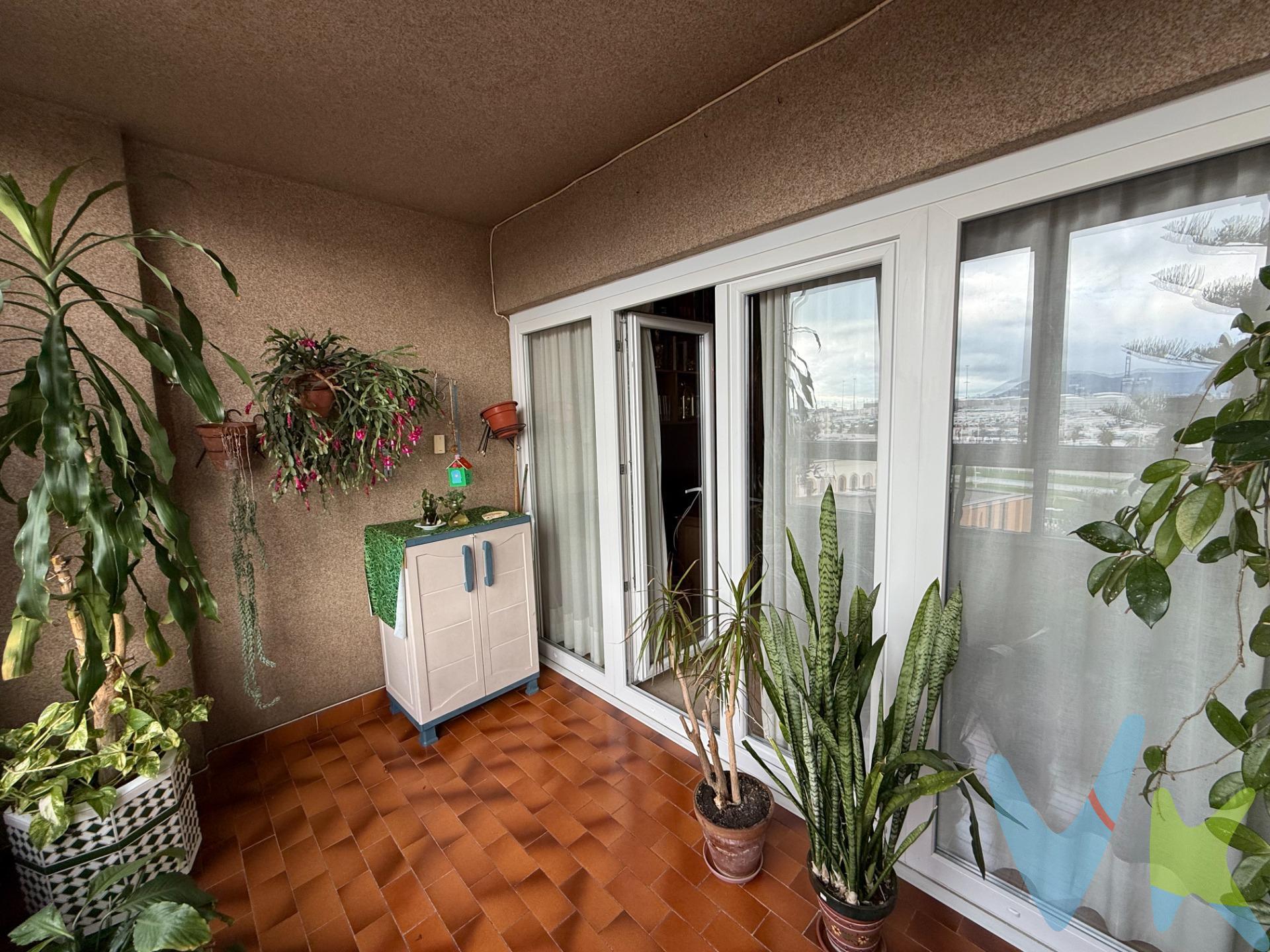 Descubre este amplio y luminoso piso situado en una de las zonas más emblemáticas de Algeciras, frente al puerto. Esta vivienda cuenta con cinco dormitorios exteriores que ofrecen comodidad y espacio para toda la familia, además de tres baños completos diseñados para su funcionalidad. El gran salón se complementa con una terraza acristalada ideal para disfrutar del clima mediterráneo durante todo el año. Sin barreras arquitectónicas, esta propiedad es accesible y cómoda para todos los residentes. En sus alrededores encontrarás todos los servicios necesarios: estación de autobuses, trenes, barcos e incluso un helipuerto a pocos minutos caminando; así como supermercados cercanos que garantizan tu día a día sin complicaciones. A solo cinco minutos a pie podrás visitar la famosa Plaza de Abastos 'Ingeniero Torroja', donde descubrirás productos locales frescos en un ambiente vibrante lleno de vida local. Además, desde tus ventanas tendrás vistas hacia la bahía que harán cada mañana especial. Hay posibilidad de adquirir un garaje a escasos metros de la vivienda (consulte condiciones). Transparencia de precio, impuestos y honorarios: El precio publicado corresponde únicamente al precio de venta del inmueble y no incluye impuestos, gastos de compraventa ni honorarios a cargo del comprador. Impuestos: ITP o IVA+AJD (según la naturaleza de la transmisión). En Andalucía, en segundas transmisiones el ITP es 7% con carácter general, pudiendo aplicarse tipos reducidos (6% o 3,5%) si se cumplen requisitos. Base del impuesto: con carácter general, la base será la mayor entre el precio declarado y el valor de referencia (según normativa aplicable). Gastos de compraventa: notaría, registro y, en su caso, gestoría (desde 2.000€ orientativo, según operación). Honorarios comprador (no incluidos): 3% + IVA, con mín. 3.000€ + IVA. Se informan y aceptan por escrito (hoja de encargo/servicios) antes de la visita y de cualquier gestión vinculada a la compra. . Fuentes oficiales: información tributaria y valor de referencia disponibles en fuentes oficiales de la Junta de Andalucía y se facilitan a quien lo solicite. Exclusiva: Por mandato expreso del propietario, este inmueble se comercializa en exclusiva a través de la inmobiliaria. Se ruega no contactar directamente con propiedad/ocupantes/vecinos. Disponemos del documento informativo abreviado de la propiedad (según decreto 218/2005, del 11 de octubre) y de seguro de caución, para la protección del dinero entregado como señal para la reserva de una vivienda. . Con Algecasas tiene la garantia profesional de contactar con un Agente de la Propiedad  Inmobiliario del Colegio de Cádiz (Colegiada nº 377) y miembro de la Asociación Inmobiliaria -GICA. 