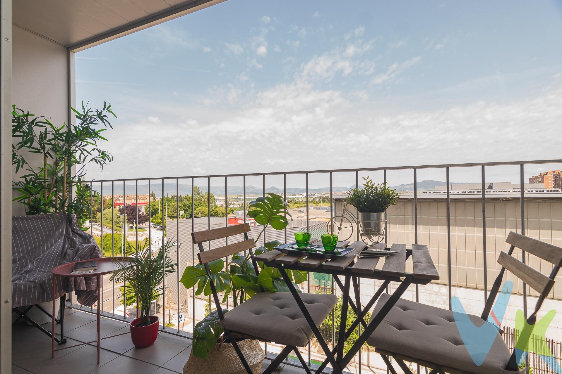 Mendebaldea,  Edificio Carrefour. Moderna vivienda vivienda construida en 2005. Ubicación inmejorable, con proximidad a la zona hospitalaria y Universidad. Todos los servicios esenciales, buenas comunicaciones y trasporte. El hogar destaca por su salón, un espacio amplio, con gran ventanal que se abre a una terraza con bonitas vistas al paisaje y montes que rodean Pamplona, donde poder relajarte, disfrutar de estas vistas, tomar algo después de una ajetreada jornada. Cocina amplia, también con salida a terraza y contigua al salón por si eres de los que prefieren estancias unidas y espacios abiertos. La distribución es óptima diferenciando la zona de día y de noche, cuenta con tres dormitorios de muy buen tamaño, equipados con armarios empotrados. Cuenta con dos baños actuales en tonos claros. El dormitorio es amplísimo con uno de los baños en suite. Es una vivienda moderna: suelos y puertas de roble, paredes lisas, ventanales de suelo a techo que llenan cada rincón de luz natural. . Además dispone de muy buena y amplísima plaza de garaje con trastero contiguo. Máxima comodidad y almacenamiento extra. . La vivienda perfecta para disfrutarla durante todo tu proyecto de vida. . . NO TE LA PIERDAS !!! VEN A VISITARLA !!!. . . . . 