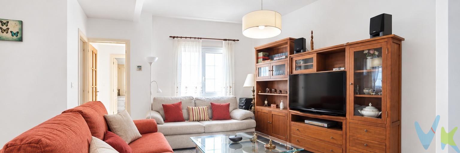 Descubre este encantador apartamento ubicado en el corazón de Cádiz, a pocos pasos de la emblemática Alameda Apodaca y la Plaza de San Antonio. Se encuentra ubicado en una finca rehabilitada, con ascensor, muy bonita y con mucho encanto.  **** Consta de salón amplio, cocina independiente, dos dormitorios y cuarto de baño completo.  A pesar del bullicio urbano, podrás gozar de su tranquilidad y luminosidad que inunda cada rincón gracias a sus amplios ventanales. El inmueble cuenta con varios armarios empotrados que ofrecen gran capacidad para almacenamiento sin sacrificar espacio útil. Ideal tanto como residencia habitual o inversión por su excelente ubicación en pleno centro histórico donde puedes acceder fácilmente a tiendas, restaurantes y servicios públicos. Periodo de validez de la publicación 31/12/2026. Honorarios de agencia: 3% más IVA (21%) del precio de compraventa. Se hace constar que la agencia efectúa una labor de intermediación, y que las condiciones finales de la compraventa quedan sujetas a la aceptación expresa de la parte vendedora y formalización del contrato de compraventa. Gastos aproximados de comprador en concepto de Aranceles notariales y Registro de la Propiedad: 900 € - 1.500 €, variables según operación (Real Decreto 1426/1989 y Real Decreto 1427/1989). Operación sujeta a I.T.P. (7%) (Ley 5/2021, de 20 de octubre, de Tributos Cedidos de la Comunidad Autónoma de Andalucía). *Estimación tipos generales de gastos de compra según ley. Todos los porcentajes son aplicables sobre precio de compraventa del inmueble o valor de referencia catastral. Gastos particulares de financiación por cuenta de comprador no incluidos. Consulte con nosotros si tiene bonificaciones en su caso concreto, estaremos encantados de asesorarle con todo detalle. 