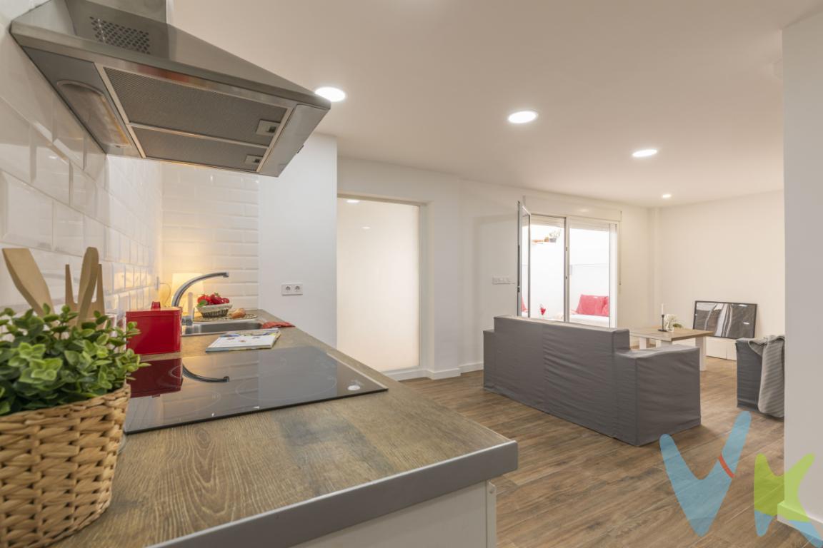 Piso Reformado con Terraza en MuserosUbicación y EntornoEste inmueble se ubica en el municipio de Museros, en una zona consolidada que cuenta con un entorno dotado de todos los comercios y servicios esenciales a escasa distancia. La proximidad a supermercados, tiendas locales y transporte facilita los desplazamientos diarios sin necesidad de realizar grandes trayectos. Se trata de un punto estratégico para quien busca la comodidad de tener la infraestructura comercial a pie de calle.Distribución de la ViviendaLa propiedad es una planta baja que cuenta con una superficie optimizada mediante una reciente remodelación. Originariamente disponía de tres dormitorios, pero la redistribución actual ha permitido configurar una vivienda de dos habitaciones, ganando amplitud en el resto de las estancias. La zona de día está formada por una cocina abierta al comedor que se orienta hacia el exterior, garantizando la entrada directo de luz natural. Las dos habitaciones también presentan orientación exterior, lo que proporciona ventilación directa a ambos dormitorios.Terraza InteriorUno de los elementos funcionales clave de este bajo es su terraza. Al ser un espacio privativo al aire libre dentro de la propia estructura de la vivienda, ofrece una zona adicional multifuncional orientada al almacenamiento, zona de lavadero o espacio de desahogo exterior privado, aislada del tráfico de la calle.Estado de Conservación y CalidadesLa vivienda ha sido sometida a una reforma integral cuya última actualización se completó en el año 2026. Esta intervención garantiza que las instalaciones, revestimientos y acabados se encuentren en un estado impecable y listos para entrar a vivir inmediatamente, evitando la necesidad de realizar inversiones adicionales o gestionar licencias de obra. Al situarse en la planta baja del edificio, se elimina cualquier barrera arquitectónica de acceso a la vivienda, facilitando la entrada desde la vía pública.Esta propiedad reúne características óptimas para quienes buscan la practicidad de una planta baja reformada y con espacio exterior propio en Museros. Para obtener más información técnica o coordinar una visita presencial para conocer el inmueble, póngase en contacto con nuestro equipo comercial a través de nuestros canales de atención telefónica o correo electrónico. Agende su cita previa para valorar las posibilidades reales de esta vivienda.Se muestra a título informativo y no contractual. El precio no incluye lo siguiente: Honorarios de la agencia inmobiliaria, impuestos (IVA, ITP) y otros gastos de la Compraventa (notaria, gestoría y registro