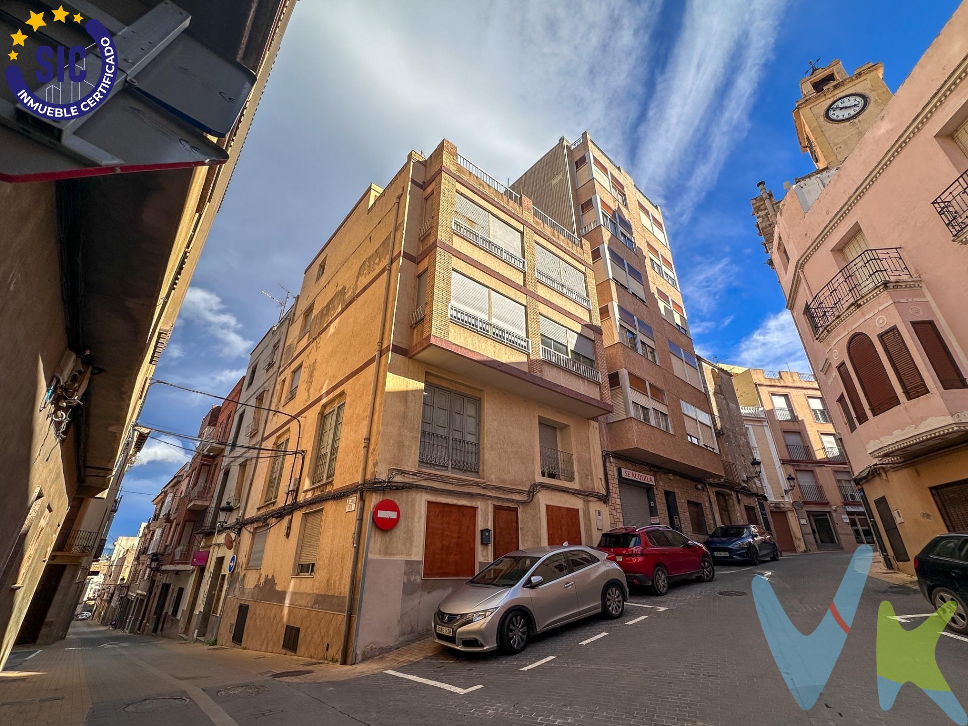 Oportunidad única en la zona centrica de Alcora: se presenta esta impresionante casa-edificio que destaca por su amplitud y versatilidad. Con varias plantas más un sótano equipado, con no una, sino dos cocinas funcionales; es perfecta tanto para grandes familias como para aquellos inversionistas interesados en alquilar habitaciones. La propiedad cuenta con luminosos salones-comedores que invitan a disfrutar del espacio compartido junto a familiares o amigos. El inmueble dispone de un total de doce acogedoras habitaciones – algunas equipadas con armarios empotrados – así como cuatro amplios baños completos y un aseo adicional que garantizan comodidad e intimidad. Idealmente situada cerca del centro urbano, ofrece acceso fácil a servicios esenciales y actividades recreativas locales. Es importante mencionar que la superficie indicada corresponde a mediciones técnicas reales; las cifras registrales pueden variar notablemente debido a discrepancias catastrales existentes. Para cualquier consulta relacionada sobre características específicas u documentación referida al inmueble -que actualmente tiene doble referencia catastral- le recomendamos contactar directamente nuestra inmobiliaria. Este inmueble es en exclusiva, con lo que le facilitamos cualquier información sobre la vivienda. Por este motivo, solicitamos no molesten al propietario, ocupantes de la propiedad o vecinos. En todos los casos los precios expuestos son más impuestos y gastos derivados de la transmisión del inmueble.