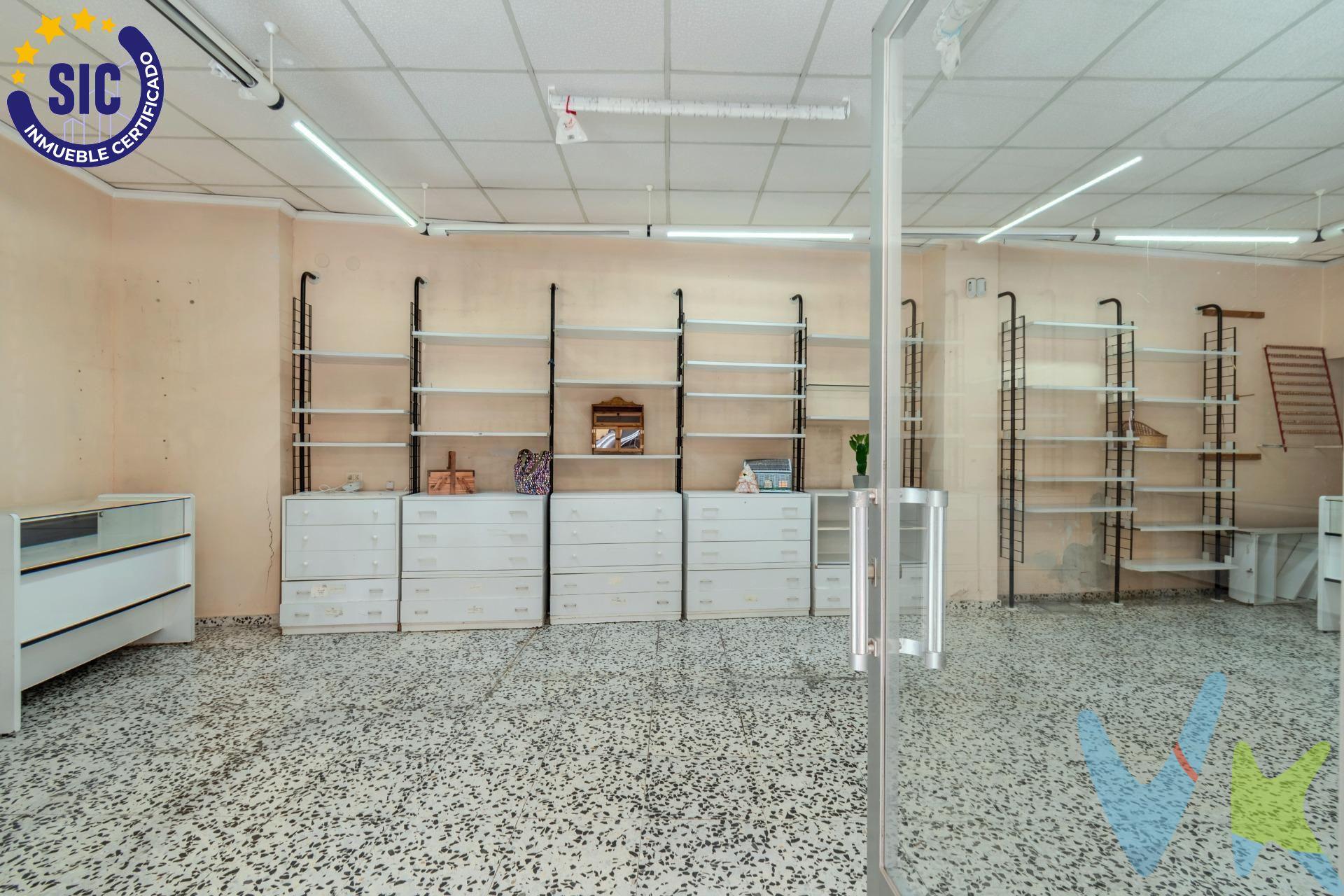 Presentamos un local comercial ubicado en la zona semi-céntrica de San Roque, ideal para inversores y emprendedores. Este espacio cuenta con una superficie construida de 66 m² y se encuentra en su estado original, lo que ofrece múltiples posibilidades de adaptación a diferentes necesidades. Su gran fachada proporciona visibilidad y atractivo al negocio o proyecto que desee implementar. Los techos altos permiten una sensación de amplitud, mientras que las ventanas aseguran luz natural durante todo el día. Además, este local tiene potencial para ser transformado en vivienda gracias a su posibilidad de cambio de uso; perfectas condiciones si busca residir cerca del corazón urbano sin renunciar a la cercanía con la playa, situada apenas a unos 6 km. No deje pasar esta oportunidad única. ¡ Solicita una visita ! 