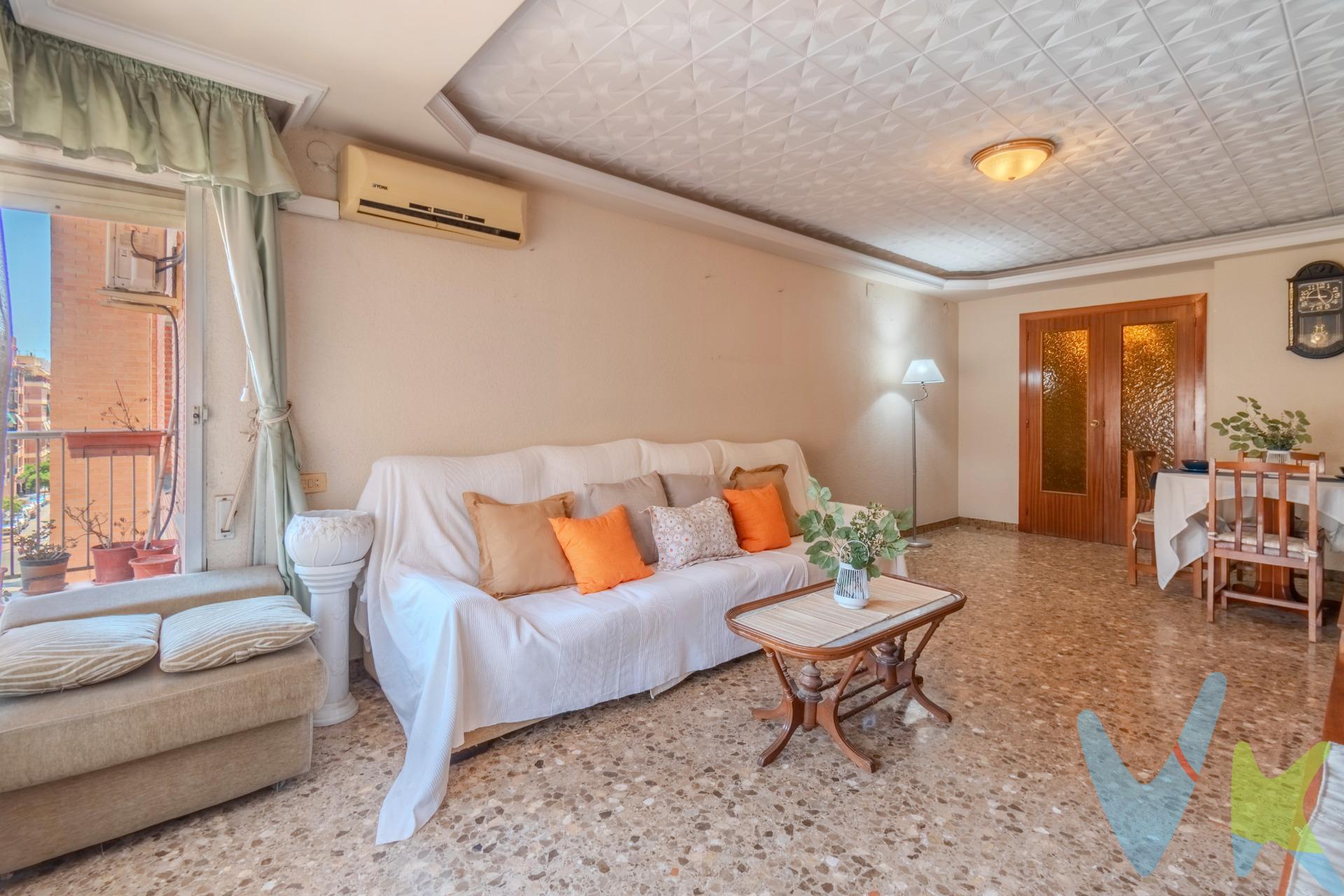 Se vende fantástico piso en Calle Madre Vedruna, frente al colegio Carmelitas, ubicado en una de las zonas más demandadas y valoradas de Castellón por su excelente ubicación, servicios y calidad de vida. La vivienda destaca por su gran luminosidad y su excelente distribución. Dispone de un amplio salón-comedor con salida a balcón, ideal para disfrutar de la luz natural durante todo el día. Cuenta con 3 dormitorios, perfectos para familias, teletrabajo o como inversión. La cocina es espaciosa y funcional, con una amplia galería independiente que aporta un práctico espacio adicional de almacenaje y lavandería. Además, dispone de baño completo y una distribución muy cómoda que aprovecha al máximo cada metro cuadrado. El edificio cuenta con ascensor, aportando comodidad y accesibilidad. Ubicación privilegiada frente a Carmelitas. Zona consolidada con todos los servicios, comercios, colegios y transporte a pocos pasos. Una oportunidad ideal para quienes buscan vivir en una de las mejores zonas de Castellón o realizar una inversión con gran demanda. Solicita más información o visita sin compromiso.