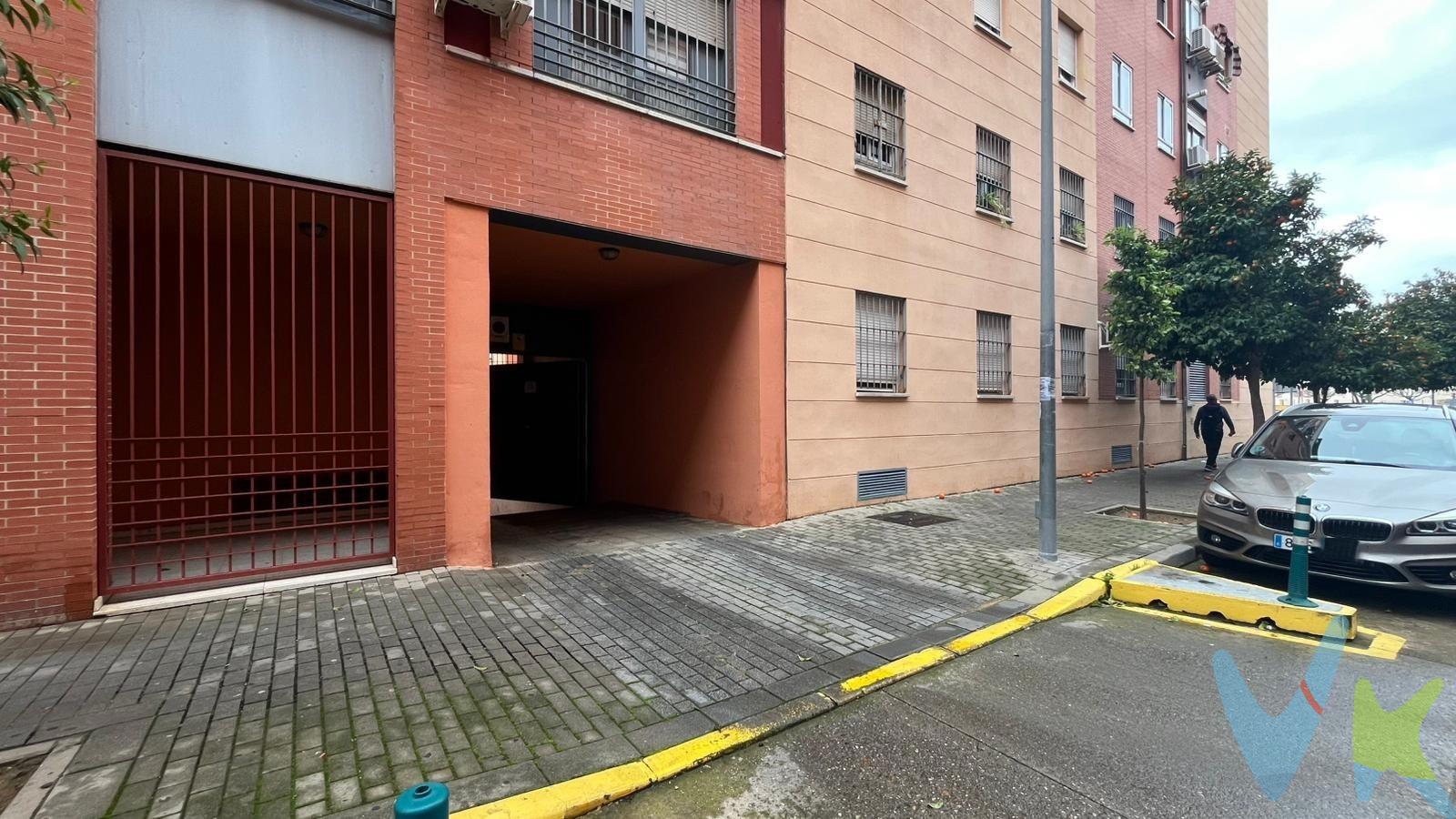 Amplia plaza de garaje con una superficie de 36 metros cuadrados, es ideal por si vives por la zona y tienes un primer o segundo vehículo en la unidad familiar. ¡NO DEJES ESCAPAR ESTA OPORTUNIDAD!. Informamos a nuestro clientes que el precio de venta no incluye lo siguiente: Honorarios de la agencia inmobiliaria, impuestos (el Impuesto de Transmisiones Patrimoniales, I. V. A. , o A. J. D. , en su caso), otros gastos de la compraventa (gastos de registro de la Propiedad, Notaría, gestoría ni de posible financiación). Documento D. I. A. a disposición del consumidor según Decreto 218/2005 Junta de Andalucía.