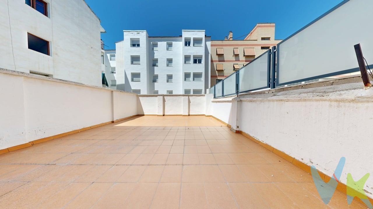 89m² útiles se encuentra para reformar integramente. Es un piso con cinco dormitorios, salón exterior a la plaza Reina Sofía, cocina con despensa y terraza interior a patio de luces y un baño. Tiene una terraza abierta a partio de manzanas de 40m². En la communidad hay toma de gas para poder poner calefaación. Finca con ascensor. No dejes de ver la visita virtual 360º donde podrás ver con todo detalle esta vivienda. Gastos e impuestos no incluidos. A título orientativo, en segundas transmisiones, el comprador abonará: Impuesto sobre Transmisiones Patrimoniales (ITP), tipo general en Aragón al 8% (*). Base de cálculo: mayor valor entre precio de compraventa o valor de referencia catastral. Gastos de Notaría y Registro: Aranceles variables según precio, número de copias y complejidad; cálculo según tarifas normativas. Si se precisa hipoteca: Tasación, condiciones y costes bancarios según entidad elegida por el comprador; así como gastos de gestoría y cualesquiera otros inherentes a la compraventa. No se incluyen otros gastos o tributos que puedan por Ley corresponder al comprador. Operación sujeta a doble mediación. Existen honorarios a cargo del comprador, salvo pacto en contrario, no incluidos en PVP. El consumidor conforme a la normativa vigente podrá solicitar información y documentación adicional relativa al inmueble, sus características, condiciones de la operación y del servicio de mediación en la oficina y/o a través de nuestro teléfono de contacto o mail. La agencia actúa exclusivamente como intermediaria en la compraventa, cuyas condiciones, en todo caso, estarán sujetas a la aceptación expresa del vendedor del inmueble y posterior formalización del contrato. La información suministrada se corresponde con la disponible a la fecha de publicación, pudiendo variar en función de las circunstancias o actualizaciones legales, contractuales y fiscales. Anuncio de carácter meramente informativo. Para una información exhaustiva sobre el funcionamiento, tipos impositivos y bonificaciones del ITP en Aragón, puede consultar el portal oficial de la Agencia Tributaria Autonómica. Tarifas notariales y registrales reguladas en el Anexo I del Real Decreto 1426/1989 y Anexo I del Real Decreto 1427/1989, respectivamente. Anuncio no vinculante, puede contener errores.