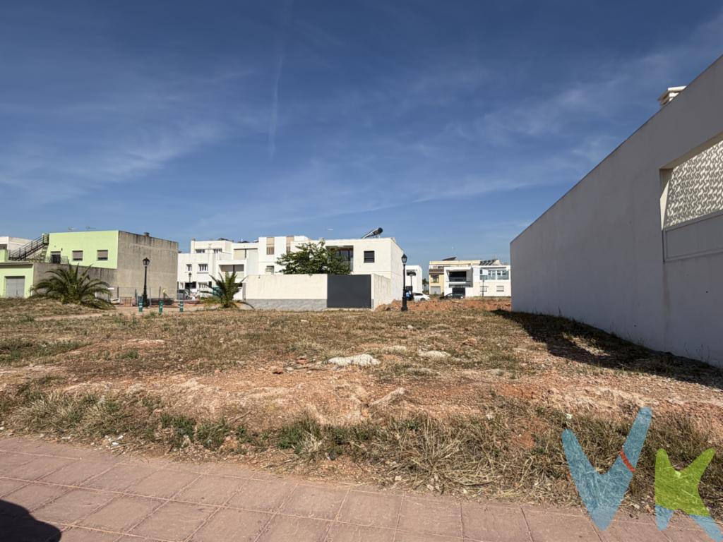 Se vende solar urbano en el Sector IV de Rafelbunyol, una de las zonas con mayor proyección de la población. Parcela de baja densidad con una superficie de 140 m² y excelente orientación este-oeste, lo que garantiza una magnífica entrada de luz natural durante todo el día.Ubicado justo frente al colegio y a tan solo 300 metros del centro del municipio, combina tranquilidad, comodidad y cercanía a todos los servicios: comercios, transporte, zonas verdes y restauración.Ideal para construir una vivienda unifamiliar en un entorno consolidado y familiar, con muy buena conexión y calidad de vida.Una excelente oportunidad tanto para particulares como para inversión.