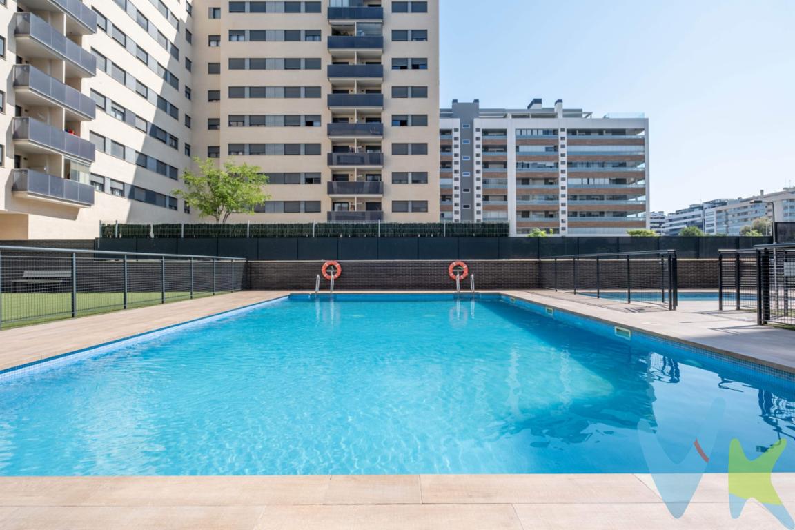 Vivienda seminueva en Parque Venecia. Un lugar que combina lo mejor de una urbanización con zonas comunes y la tranquilidad de un entorno pensado para familias, con diseño moderno y alta eficiencia energética. • Ubicada en Calle Palacio Ducal, dentro de una urbanización privada con 2 piscinas y zona infantil. • Vivienda muy luminosa, con 2 terrazas acristaladas, perfectas para ganar espacio todo el año y disfrutar de momentos de relax. • 3 dormitorios con excelente distribución y almacenamiento, uno de ellos con baño en suite. • 2 baños completos, prácticos y bien ventilados. • Amplia cocina, totalmente equipada, ideal para quienes disfrutan cocinando y compartiendo. • Calefacción por suelo radiante y radiadores toalleros eléctricos, con sistema de geotermia para el agua caliente: eficiencia, sostenibilidad y confort unidos. • Aire acondicionado por conducto para una temperatura perfecta en cualquier estación. Una casa hecha para vivir con calma, con tecnología eficiente, acabados de calidad y espacios pensados para disfrutar del día a día. En un barrio joven, dinámico y en constante crecimiento. Donde todo está cerca y tú, aún más cerca de tu nueva vida. ¿La descubrimos juntos?