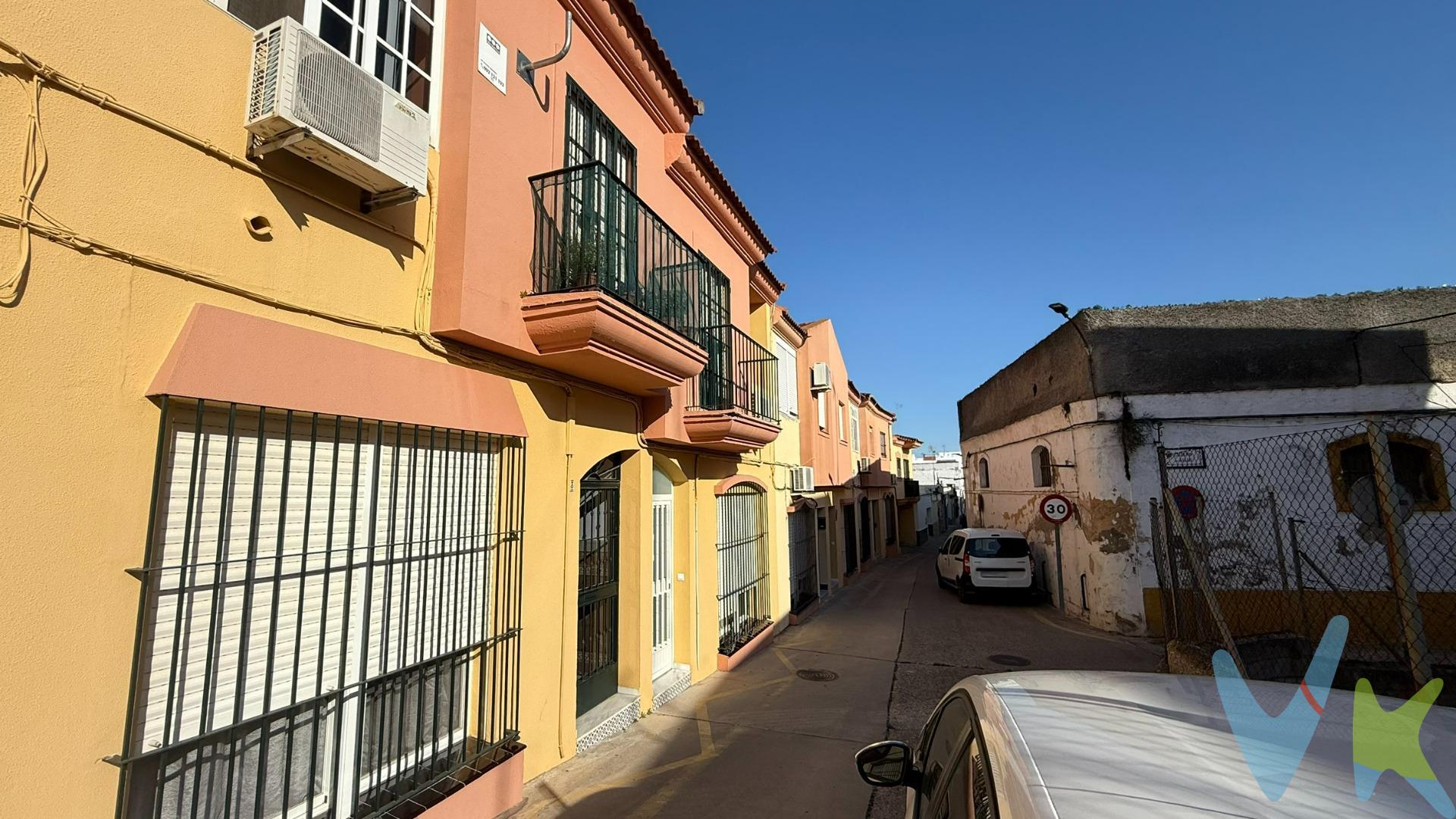 ¿Estás buscando un hogar amplio, tranquilo y en una buena ubicación? Tenemos lo que necesitas. Vivienda adosada distribuida en dos plantas, situada en la zona de Calle Ancha. En la planta baja encontramos un amplio salón-comedor con dos grandes ventanales que ofrece una gran claridad a la vivienda, la cocina amueblada e independiente, un aseo con un gran armario para almacenaje y un pequeño patio trasero que da acceso al patio interior comunitario. En la planta alta dispone de tres dormitorios, dos de ellos con armarios empotrados, y uno además con acceso a una terraza acristalada, ideal para crear un rinconcito de relax o de lectura. Esta planta se completa además con un baño completo con bañera. Ubicación cercana centros comerciales, colegios, zonas verdes y con rápido acceso a la autovía, lo que facilita los desplazamientos y el día a día. La propiedad ofrece además, la opción de adquirir una o dos plazas de garaje. En resumen, ADOSADO de 97m² (87m² útiles) de dos plantas que dispone de 3 HABITACIONES(dos de ellas con armario empotrado) BALCÓN acristalado a la calle, SALÓN-COMEDOR, COCINA amueblada, ASEO y BAÑO. Dispone de Aire acondicionado en primera planta, y con OPCIÓN a 2 plazas de Garaje. Informamos a nuestros clientes de que los gastos de Notaría, Gestoría, Impuestos y los honorarios de la agencia no están incluidos en el precio. A su vez, disponemos del Documento Informativo Abreviado de la propiedad (Según Decreto 218/2005, del 11 de Octubre) y de Seguro de Caución, para la protección del dinero entregado como señal para la Reserva de una vivienda.