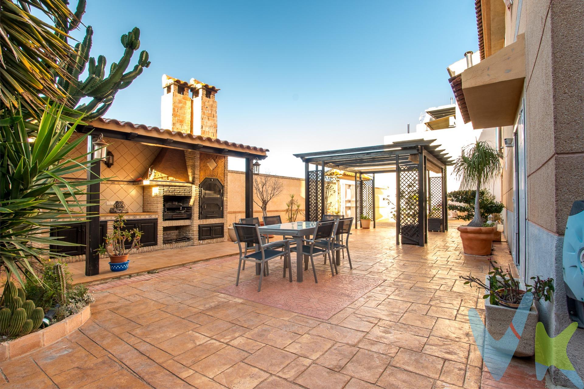 Este impresionante chalet ubicado en el Llano de Molina de Segura ofrece un estilo de vida inigualable. La planta baja cuenta con tres amplios dormitorios, incluyendo una suite principal que garantiza privacidad y confort. Los dos baños son modernos y funcionales, perfectos para las necesidades familiares. El salón es espacioso e iluminado, adornado con excelentes calidades y terminaciones que reflejan elegancia. En la planta superior encontramos otro dormitorio junto a un acogedor salón; ambos espacios tienen acceso a una amplia terraza desde donde se pueden disfrutar vistas panorámicas impresionantes. El sótano está diseñado como área recreativa ideal para compartir momentos inolvidables: equipado con escenario de karaoke, barra bar y un elegante salón comedor dotado de chimenea que crea un ambiente cálido durante los días más fríos del año. Para completar esta maravillosa propiedad, su exterior destaca por contar con espectacular barbacoa hecha completamente en obra equipada además con horno tradicional bajo pérgola; perfecto para celebrar reuniones al aire libre rodeados por naturaleza sin renunciar al confort moderno. Cuando te pongas en contacto con nosotros te informaremos de los gastos que no están incluidos en el precio, gastos de compraventa y te ayudaremos para que tu proceso de compra con nosotros se convierta en un. Calma: Estado ideal de tranquilidad que tendrás al comprar tu casa con nosotros. *Por último, te vamos a contar una cosa: Los propietarios han confiado en nosotros y nos han contratado en exclusiva para que les ayudemos a vender uno de sus bienes más preciados. Esto para ti, como comprador, será una garantía ya que tendrás acceso a un servicio de calidad, un trato fácil, sencillo y sin interferencias de terceros. Por eso, te vamos a pedir un favor, habla con nosotros, no los molestes, te vamos a ayudar en caso de interés en todo el proceso y te vamos a facilitar toda la documentación e información que precises. Como ya te habíamos dicho, ¡Un servicio de calidad!. A continuación, te informamos de los gastos de compra no incluidos en el precio, para garantizar un proceso claro y tranquilo:. PVP: 295.000€. No incluye gastos, impuestos y demás gastos legalmente correspondan al comprador: ITP del 7,75% con carácter general; existen excepciones según normativa aplicable (1). Base imponible el mayor valor entre el precio de venta o el valor referencia catastral. Gastos Notaría y Registro: 1.900€ aprox. según complejidad y aranceles vigentes (2). Financiación: gastos de hipoteca, tasación y gatos bancarios a cargo del comprador, según su necesidad y elección. Servicio doble de intermediación: Honorarios inmobiliaria a cargo del comprador: 3% precio final, más IVA (21%), salvo acuerdo contrario tras negociación, no incluidos en PVP. Operación y condiciones de compraventa sujeta a aceptación expresa del vendedor. Para acceder a información y documentación legalmente exigible por el consumidor: https://www.inmotasa.es/consumidor/. (1) Para una información exhaustiva sobre el funcionamiento, tipos impositivos y bonificaciones del ITP en la Región de Murcia, puedes consultar el portal oficial de la Agencia Tributaria Autonómica en el siguiente enlace: agenciatributaria.carm.es/ITPAJD. (2) Tarifas notariales y registrales reguladas en Anexo I Del Real Decreto 1426/1989 y, Anexo I Del Real Decreto 1427/1989, respectivamente. 