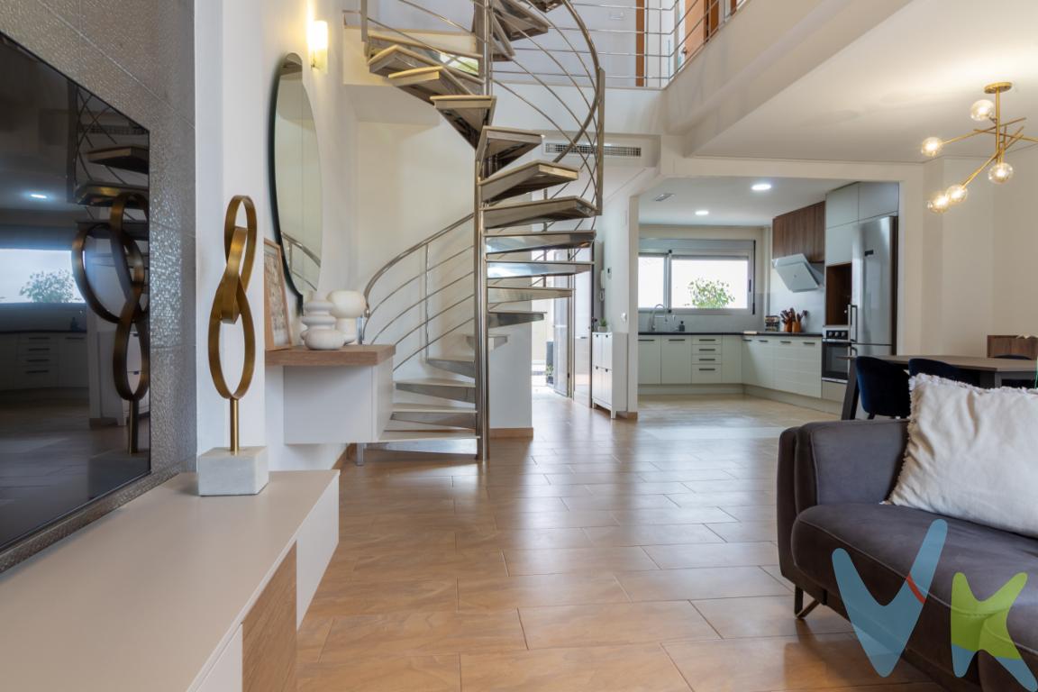 ¡Descubre la casa de sus sueños en Almenara! Ubicada en una privilegiada zona junto al mar, esta magnífica propiedad ofrece no solo un hogar, sino un estilo de vida ideal. Se trata de una espaciosa casa construida en 2009, que combina modernidad y confort en sus 126.39 metros construidos, de los cuales 102.37 metros son útiles. Esta vivienda te ofrece la oportunidad única de establecer tu residencia en un entorno tranquilo en un marco insuperable cerca del paraje natural de los Lagos de Almenara.Con un total de cuatro habitaciones, esta casa está perfectamente diseñada para albergar a una familia con todas las comodidades. Cada habitación se presenta como un espacio luminoso y acogedor, garantizando el confort de sus ocupantes. Amplios ventanales permiten la entrada de luz natural, creando un ambiente cálido y agradable durante todo el año. Además, la distribución de la casa ha sido cuidadosamente planificada para maximizar la funcionalidad y el uso eficiente del espacio. Dos dormitorios de matrimonio, una habitación individual y una buhardilla con terraza privada ideal para adaptarlo como despacho o zona de estudio.A esta distribución hay que añadirle un sótano muy espacioso que puede tener el uso de taller o zona de ocio y recreo, y que ofrece un extra en espacio de almacenamiento, permitiendo mantener la vivienda organizada. Olvídese de las preocupaciones de almacenaje, este sótano te proporciona un lugar ideal para guardar artículos estacionales o personales que desees mantener organizados y fuera de la vista. Con una terraza privada en la planta principal, imagina pasar tardes enteras tomando el sol, o disfrutando de una tarde relajada con amigos y familiares. Esta característica no solo embellece la propiedad, sino que también ofrece un espacio privado para el entretenimiento y la relajación. En esta terraza se ha habilitado una discreta zona de lavandería. Junto a la terraza encontramos un amplio y luminosos espacio diáfano que comunica el salón con la cocina abierta y el comedor, y junto a la puerta principal un baño completo y una terracita que nos da la bienvenida al hogar.En la urbanización encontramos una zona con piscina, que invita a disfrutar de refrescantes baños durante los cálidos días de verano. Aunque aparcar en la zona no es un inconveniente, el inmueble cuenta con plaza de garaje en la zona comunitaria, aportando comodidad en la rutina diaria.Despertar con las vistas al mar y poder contemplar la inmensidad del Mediterráneo desde la comodidad de tu hogar y relajarte junto a un espacio protegido es un lujo que pocas propiedades pueden ofrecer. Estas vistas no solo proporcionan un paisaje espectacular, sino que también brindan calma y serenidad, convirtiendo cada día en una experiencia única y especial.En resumen, esta casa en Almenara representa una oportunidad excepcional de invertir en una propiedad que combina ubicación, diseño y confort. No pierdas esta ocasión y planifica una visita para experimentar de primera mano todo lo que ofrece este magnífico hogar.Cada rincón de esta residencia está pensada para complacer incluso a los más exigentes. Si estás buscando un hogar que cumpla con todas tus expectativas, has llegado al lugar indicado. No dejes pasar la oportunidad de hacer de esta casa su nuevo hogar junto al mar. Agenda tu visita y enamórate de lo que podría ser tu futuro refugio costero.En nuestra agencia contamos con el distintivo de Agentes de Intermediación Inmobiliaria de la Comunitat Valenciana (Número de registro RAICV 1394) y cumplimos con todos los requisitos que debe tener un profesional del sector inmobiliario.Por mandato expreso del propietario, comercializamos este inmueble en exclusiva, lo que le garantiza el acceso a toda la información, a un servicio de calidad, un trato fácil, sencillo y sin interferencias de terceros. Si usted es agente inmobiliario y tiene un cliente para este inmueble, llámenos estaremos encantados de colaborar.  El precio indicado no incluye gastos ni otros conceptos. A tal efecto, se informa que al referido precio habrá que añadirle los gastos propios de la transmisión inmobiliaria, entre los que cabe enumerar los siguientes: honorarios notariales, impuesto al que se encuentre sujeta la transmisión (Impuesto sobre el Valor Añadido o Impuesto sobre Transmisiones Patrimoniales y Actos Jurídicos Documentados, según el caso), gastos de inscripción en el Registro de la Propiedad y honorarios de intermediación de la agencia inmobiliaria.  ¿Qué te ofrecemos en nuestra agencia?  - Honradez y transparencia- Agilizamos y hacemos más cómodo el proceso.  - ¡Nos ocupamos de todo! Cero preocupaciones.  - Recibe apoyo legal y fiscal durante todo el proceso.  - Experto inmobiliario 100% a tu lado.  - Asistencia post venta ¡Seguimos a tu lado!  Si deseas saber más, no dudes en ponerte en contacto con nosotros.