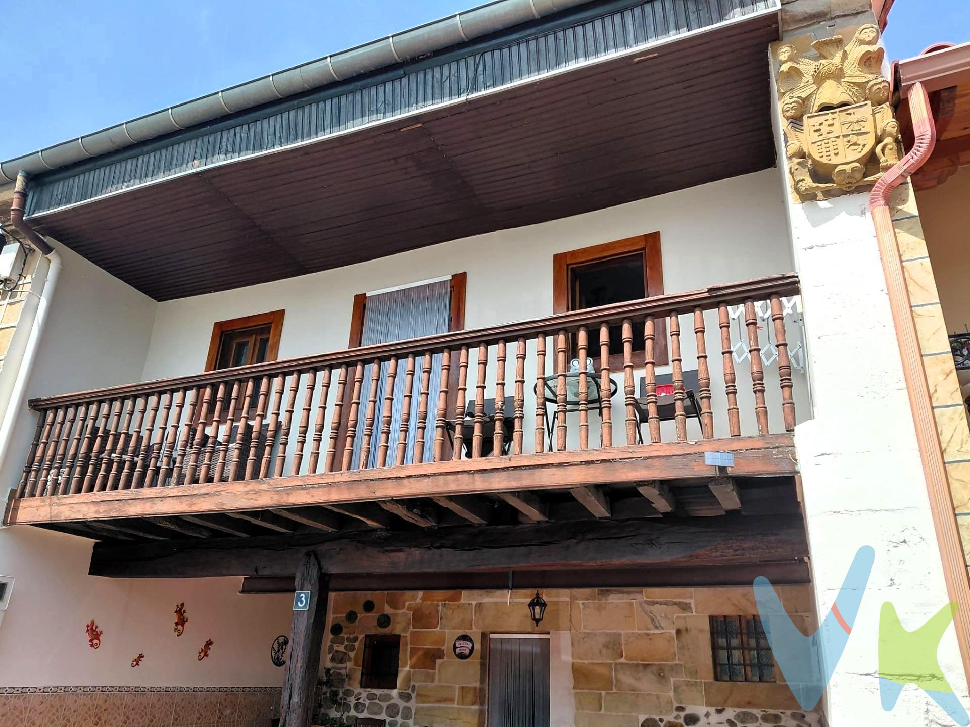 Se vende típica casa montañesa en Piélagos, semi reformada. Esta impresionante propiedad cuenta con características únicas como un escudo emblemático que añade un valor histórico a su encanto. Distribuida en tres plantas, la planta principal ha sido renovada para ofrecer comodidad moderna sin perder el carácter tradicional de la vivienda. La casa dispone de dos cocinas completas, dos baños funcionales y cinco amplios dormitorios que garantizan espacio suficiente para toda la familia o visitas ocasionales. Además, incluye una zona exterior ideal para disfrutar del aire libre: barbacoa perfecta para reuniones familiares junto al txoko (comedor). Jardín privado donde podrás relajarte rodeado de naturaleza. . Este hogar se encuentra ubicado cerca de la autovía A8 lo cual facilita los desplazamientos diarios; a unos veinte kilómetros de la playa, a 20 minutos de Santander y 10 minutos de Torrelavega. Si buscas un hogar donde combinar lo tradicional y moderno no dejes pasar esta propiedad, te está esperando!. Impuestos, gastos de Notaria y Registro no están incluidos. 