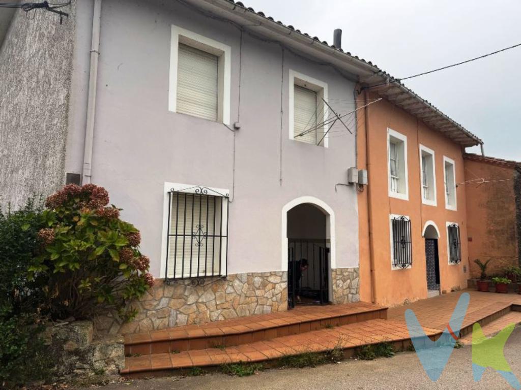 Oportunidad en plena naturaleza, en la tranquila localidad de Noriega, perteneciente al concejo de Ribadedeva, a tan sólo 6 km de la playa de La Franca, una de las más bonitas de Asturias y a escasos 5 km de Colombres.La vivienda, de 80 m² construidos, cuenta con:Tres dormitorios.Un baño completo con plato de ducha.Cocina-comedor independiente.Sala de estar.Anexo tipo trastero para caldera, lavadora....Se encuentra en una zona muy tranquila, rodeada de verde, con vistas a la montaña y buena accesibilidad. El tejado está en buen estado, aunque el interior necesita actualización, lo que la convierte en una excelente opción para reformar a tu gusto.Además, junto con la vivienda se incluye en el precio una finca rústica de 152 m², situada a escasos 2 km, ideal para huerta, uso agrícola o para tener animales. Un valor añadido perfecto para quienes buscan espacio y contacto con la naturaleza.Ideal como primera vivienda, casa de vacaciones o inversión rural.Pídenos información y ven a verla!! Te encantará!!!