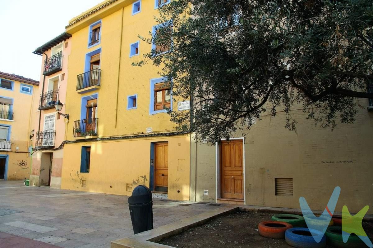 Presentamos una oportunidad exclusiva para inversores: edificio rehabilitado íntegramente en 2003, ubicado en Plaza San Agustín, en pleno centro histórico de Zaragoza, detrás del Centro de Historias y a un paso del Parque Bruil y del Paseo de la Ribera. El activo cuenta con división horizontal y un total de 6 referencias catastrales independientes:. 4 apartamentos. 1 terraza - ático. 1 bodega. 💡 Todos actualmente alquilados, lo que asegura un flujo de ingresos inmediato y sostenido desde el primer día. 📈 ¿Por qué es una inversión atractiva?. ✅ Alta demanda de alquiler turístico y residencial joven en la zona más dinámica de Zaragoza. ✅ Rentabilidad asegurada gracias a los arrendamientos vigentes, con flujo de caja estabilizado. ✅ Diversificación de ingresos, al tratarse de diferentes tipologías de unidades. ✅ Plusvalía latente, con un precio competitivo respecto al mercado actual y excelentes perspectivas de revalorización del sector inmobiliario. Una inversión llave en mano en el corazón de Zaragoza, con seguridad, liquidez y proyección de crecimiento. 📞 Solicita más información financiera, detalle de rentas y condiciones de adquisición.