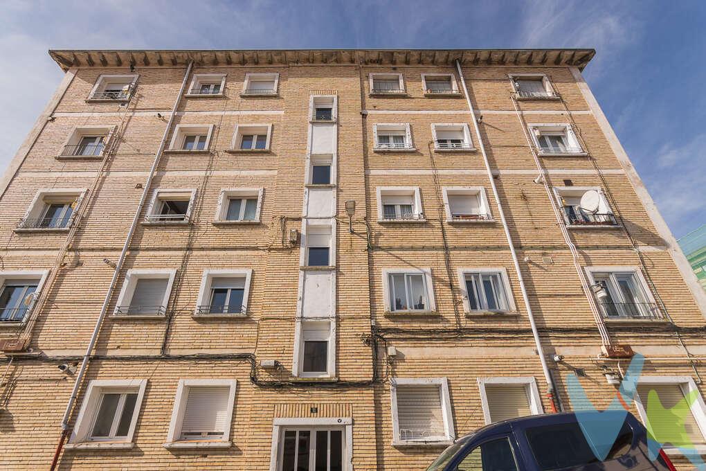 Se presenta una interesante oportunidad en pleno centro de Villava, ideal para quienes buscan una vivienda con gran potencial.
El inmueble requiere actualización, lo que permite adaptarlo completamente al gusto y necesidades del futuro propietario, aprovechando al máximo sus amplias posibilidades de reforma. Actualmente se distribuye en cuatro dormitorios, sala, cocina y baño, ofreciendo una base sólida para diseñar un hogar moderno y funcional.
Ubicado a escasos metros de las principales calles comerciales del municipio, dispone de todos los servicios en su entorno inmediato. Al mismo tiempo, se sitúa en una zona especialmente tranquila, caracterizada por edificaciones de baja altura, lo que garantiza un ambiente agradable y poco masificado.
Esta vivienda se encuentra en pleno centro, a escasos pasos del Parque Ribed, la Plaza Consistorial y el Paseo Fluvial del río Ulzama, un entorno ideal para disfrutar de agradables paseos, actividades al aire libre y momentos de desconexión sin renunciar a todos los servicios.
La zona destaca además por su cercanía a instalaciones deportivas y piscinas municipales, perfectas para el ocio y el bienestar de toda la familia. Rodeada de comercios, transporte y servicios esenciales, esta vivienda ofrece todo lo necesario para el día a día.
Por sus características, ubicación y competitivo precio de venta, esta vivienda representa una excelente