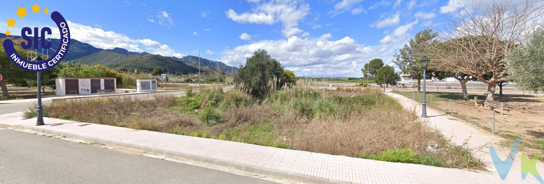 Terreno Urbano en Venta – Favara, Valencia. Descubre esta excelente oportunidad de inversión en Calle de les Tancades, 52 – Favara (Valencia). Se trata de un terreno urbano residencial edificable de 744 m², ubicado en una urbanización planificada con acceso inmediato a todos los servicios básicos: agua, luz, alcantarillado y. alumbrado público. Este solar destaca por estar completamente nivelado, con aceras urbanizadas a su alrededor y una orientación privilegiada que ofrece vistas despejadas a las montañas y al casco urbano de Favara. El entorno es tranquilo, con zonas verdes cercanas y un tejido residencial consolidado, ideal tanto para primera vivienda como para inversión. Características destacadas:. • Superficie: 744 m². • Uso permitido: Residencial edificable. • Calificación urbanística: Suelo urbano. • Servicios: Agua, electricidad, alcantarillado, gas, alumbrado público. • Topografía: Terreno completamente nivelado. • Vegetación: Dispone de 3 árboles pequeños. • Legalidad: Propiedad escriturada, registrada y libre de cargas. • Propiedad: Particular. Ubicación y entorno:. Ubicado en una zona estratégica de Favara, este terreno está rodeado de todos los servicios necesarios: colegios, supermercados, zonas deportivas, centros de salud y buena conexión con vías principales. La urbanización donde se encuentra cuenta con infraestructura desarrollada y planificación urbanística, lo que garantiza un entorno ordenado y de calidad. La descripción del presente inmueble e imágenes tienen mero carácter informativo y en ningún caso carácter contractual, pudiendo ser modificados por la inmobiliaria comercializadora sin que ello implique responsabilidad alguna frente a terceros. En el precio de venta a público, esta propiedad NO incluye los gastos de adquisición (Notario, registro, gestión, honorarios, etc…). 