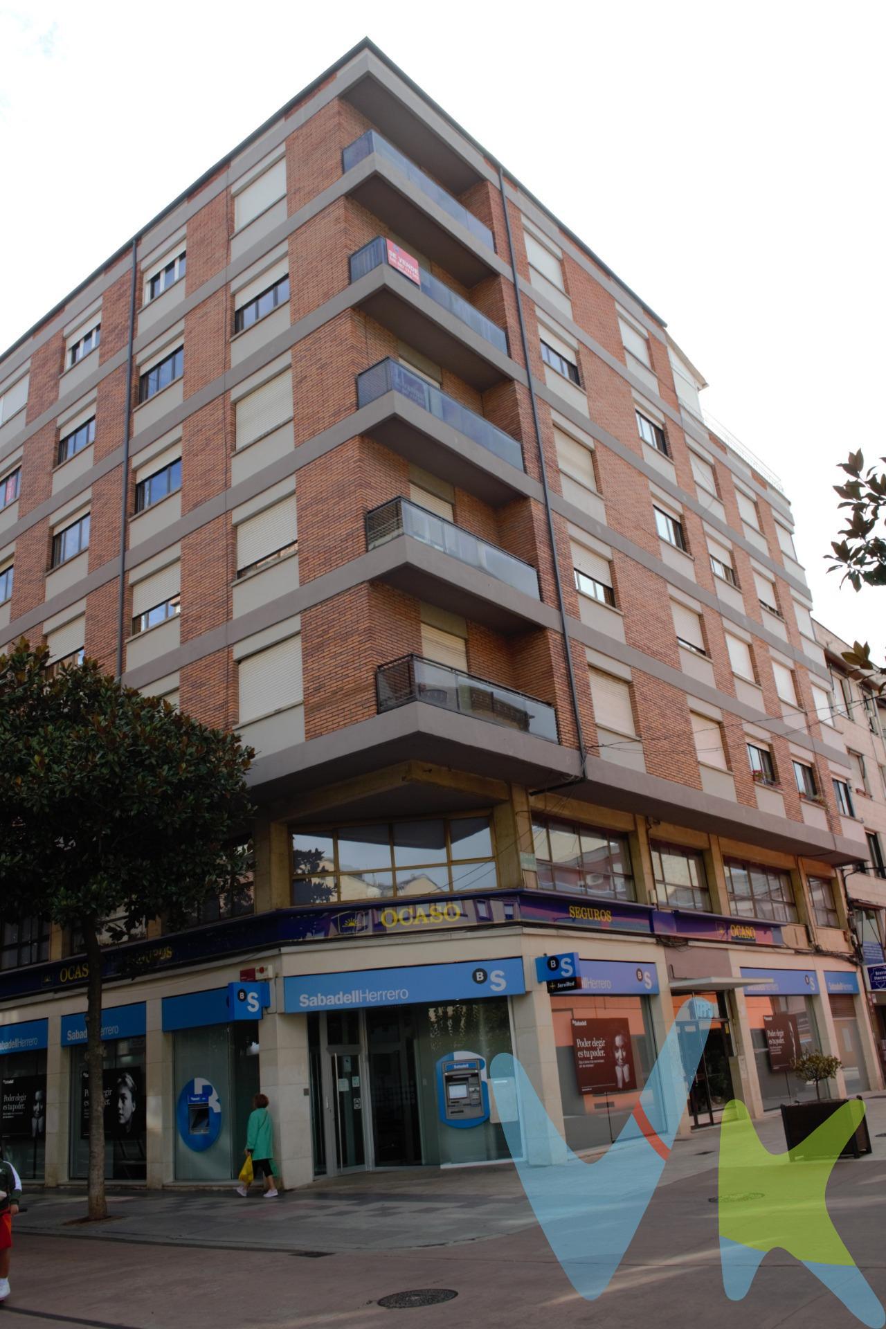 Bonito piso de 126 m² con terraza de 4 m², ubicado en una esquina privilegiada con vistas despejadas a la Avenida de España, 28 m2 de salón, 5 habitaciones dobles, 2 baños, propiedad De origen, cocina vacía, orientación noroeste, suelo de terrazo, carpintería exterior de aluminio / climalit. Extras: ascensor, esquina, luminoso, céntrico, primera línea. Gastos de comunidad: 66 Eur. 