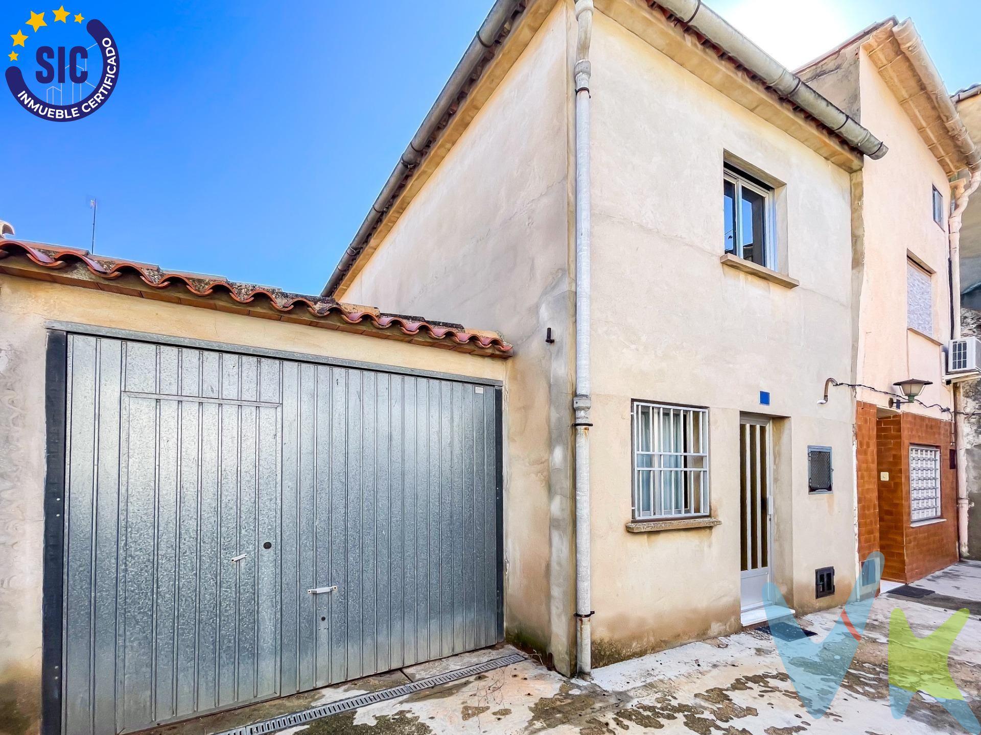 ¡No dejes pasar esta oportunidad única! Se vende espectacular casa unifamiliar en el corazón de Caudete de las Fuentes, idealmente ubicada para aquellos que buscan comodidad y estilo de vida centrado en la tranquilidad y la conveniencia. . Esta joya cuenta con un patio trasero de aproximadamente 30 metros cuadrados, perfecto para disfrutar del clima soleado mientras te relajas al aire libre o para organizar reuniones con familiares y amigos. Además, ofrece la ventaja de un amplio espacio para estacionar tu vehículo con total comodidad. Con una distribución inteligente y funcional, esta vivienda de nueva construcción ofrece 110 metros cuadrados repartidos en dos plantas. La planta baja te sorprenderá con un espacio diáfano que incluye una impresionante chimenea, ideal para deleitar a tus invitados con deliciosas paellas y crear momentos inolvidables. También encontrarás un práctico lavadero exterior cubierto y un baño para mayor conveniencia. En la planta superior, la libertad es tuya para convertir este espacio diáfano en lo que desees: habitaciones adicionales, sala de juegos, estudio, ¡tú decides! Con una ubicación privilegiada en el corazón de. Caudete de las Fuentes, esta casa te brinda la oportunidad de vivir en un entorno tranquilo y a la vez estar cerca de todos los servicios y comodidades que necesitas. No dejes pasar esta oportunidad de adquirir la casa de tus sueños. ¡Contáctanos hoy mismo para programar una visita y descubrir todo lo que esta maravillosa propiedad tiene para ofrecerte!. VENTA:. PVP 45.000€.  Gastos e impuestos no incluidos en el precio. La compra conlleva impuestos y gastos de formalización para el comprador. A título orientativo se informa que en segundas transmisiones el  ITP  con carácter general en  Valencia  es del  10%, pudiendo existir otros tipos impositivos atendiendo a  las circunstancias  personales del comprador u otras circunstancias previstas legalmente. Base imponible del impuesto el mayor valor entre el precio de compraventa, la tasación o el valor de referencia catastral. En cuanto a los gastos de  notaría y registro, en su caso,  suelen oscilar aprox; entre 1,5% y 2,5% (aranceles variables según precio, n.º de copias y complejidad). El comprador elige notario. Si el comprador precisase de  hipoteca: tasación, condiciones y costes bancarios serán según entidad elegida por el comprador, así como los gastos de gestoría, y cualesquiera otros gastos inherentes a la formalización de la compraventa que legalmente correspondan a la parte compradora, salvo pacto expreso en contrario con el vendedor. El consumidor tiene,  conforme a la normativa vigente, a su disposición información y documentación adicional relativa al inmueble y condiciones de la compraventa, que podrá ser consultada en C/Joaquín Costa 4, bajo 46005 Valencia o urbe2@remax.es. Honorarios de mediación inmobiliaria a cargo del  COMPRADOR: (3000€ del precio final de venta más IVA (21%), salvo otro pacto.); y  de VENDEDOR (según acuerdo con el mismo). . Se informa al consumidor que la agencia actúa como intermediaria inmobiliaria en la operación, estando cualquier eventual compraventa y sus condiciones sujeta a la aceptación expresa del propietario-vendedor y a la posterior formalización del correspondiente contrato.