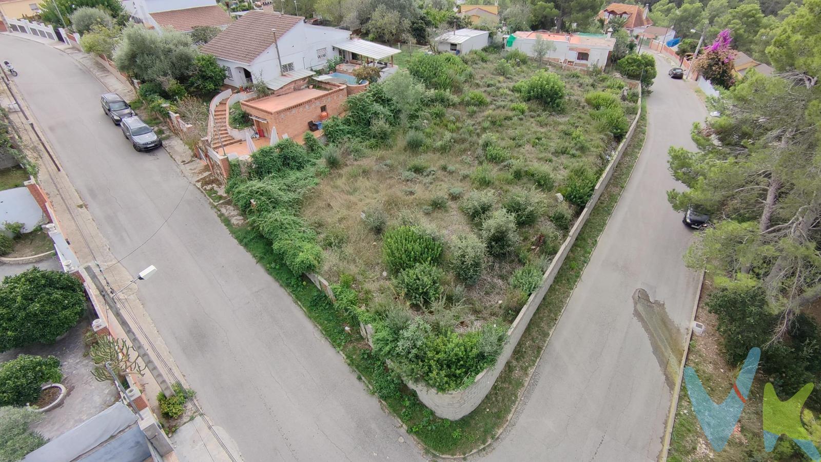 ¡Exclusiva en Cansuría – Olivella!. ¿Buscas una parcela donde construir la casa de tus sueños? Te presentamos esta oportunidad: . Una parcela plana, esquinera y rectangular, con 1.063 m², ideal para diseñar tu hogar con jardín, piscina y todo lo que imagines. Orientación suroeste: sol todo el día.   . Calle muy tranquila, con vistas abiertas a la montaña.  . Sin árboles ni desniveles: solo desbrozar y empezar a construir. Muro perimetral ya hecho  — ¡un gran ahorro y un valor añadido!. Ubicada en una zona residencial de Olivella, rodeada de naturaleza y a pocos minutos de todos los servicios.  . ¡Ven a verla y empieza a imaginar tu nueva vida!. La edificabilidad neta máxima sobre la superficie de la parcela se establece en: 0,30 m2st/m2s. La ocupación máxima sobre la superficie total de la parcela se establece en: 25%. La altura máxima de la edificación principal se establece en 6,50 m, equivalentes a planta baja y una. planta piso (PB+1P), en todas las subzonas. Distancia de construcción en la calle mínimo 5mts. Distancia de construcción lateral mínimo 3mts. Distancia al fondo de la parcela mínimo 3mts. 