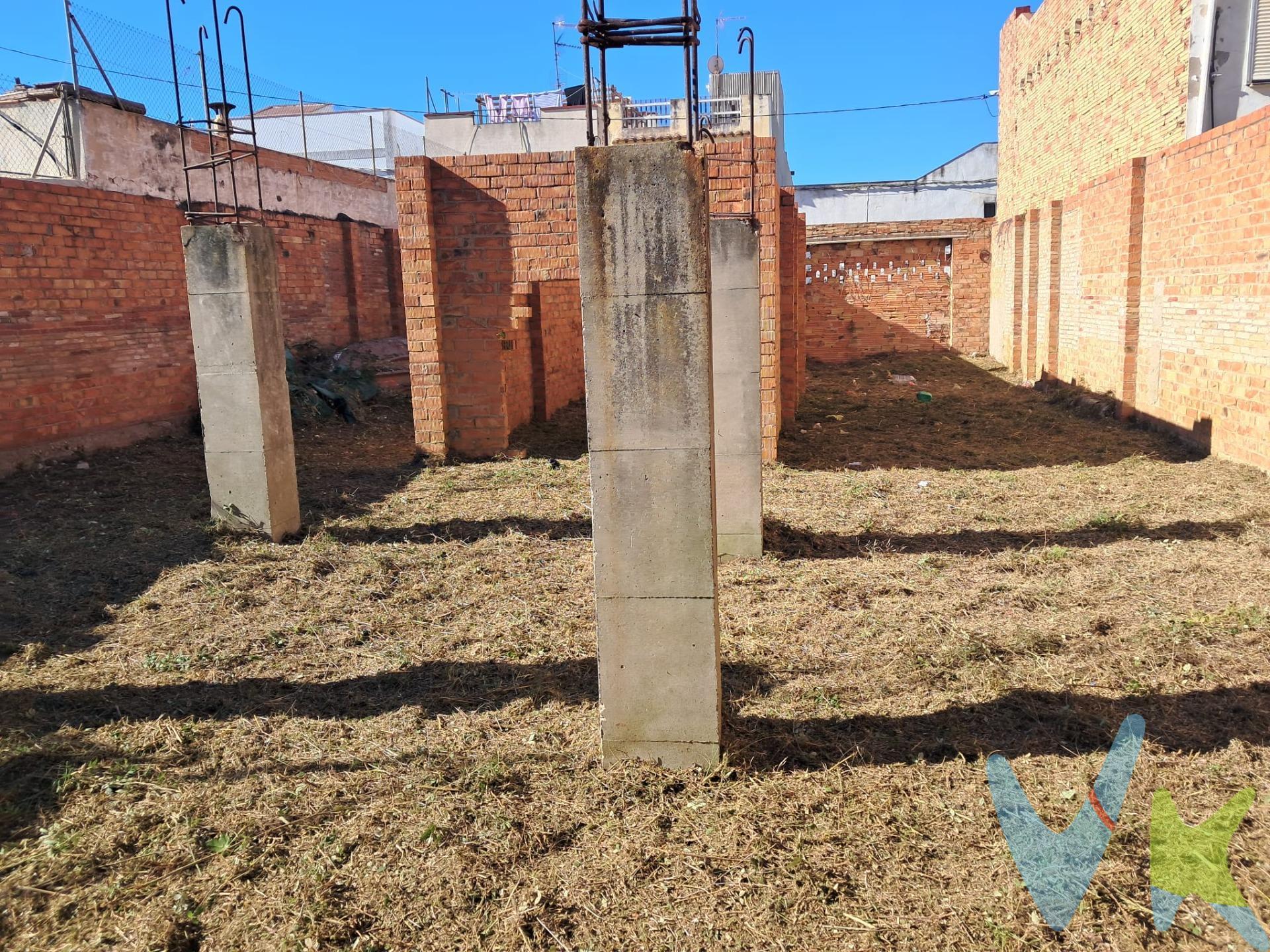 Oportunidad de inversión en un terreno urbano en Les Roquetes, Sant Pere de Ribes. Con una superficie de 320 m2, este terreno ofrece un gran potencial para desarrollar un proyecto de construcción. La ubicación es estratégica, con acceso a importantes vías de comunicación. El terreno cuenta con la posibilidad de construir en altura, con un alto potencial constructivo. Con la edificabilidad permitida, es posible desarrollar un proyecto ambicioso, como la construcción de un edificio de apartamentos, una promoción de viviendas de 6 a 8 viviendas. El terreno está situado en una zona urbanizada, lo que facilita los trámites y permisos necesarios para la construcción. . El terreno se encuentra en una zona con una alta demanda de viviendas, lo que lo convierte en una excelente oportunidad para invertir en un mercado en constante crecimiento. Además, Les Roquetes es una ubicación estratégica, con una creciente demanda de viviendas debido a su proximidad a Barcelona y a sus excelentes conexiones de transporte. Este terreno ofrece una oportunidad única para invertir y desarrollar un proyecto de construcción a medida en una ubicación en crecimiento. ¡No dejes pasar esta oportunidad de inversión en un terreno urbano con potencial para un desarrollo inmobiliario exitoso en Les Roquetes, Sant Pere de Ribes!". Clave urbanística 7.3b_la cervereta. cesión al vial                                  1,9m, 355 m2 superficie parcela final. ocupación 80%                          231 m2, profundida edificable. m2 de techo vivienda              630 m2. superficie por planta               231 m2. fachada                                            11,4 m. patio interior ajardinado        120 m2. niveles                                            PB+2PP+Pscob