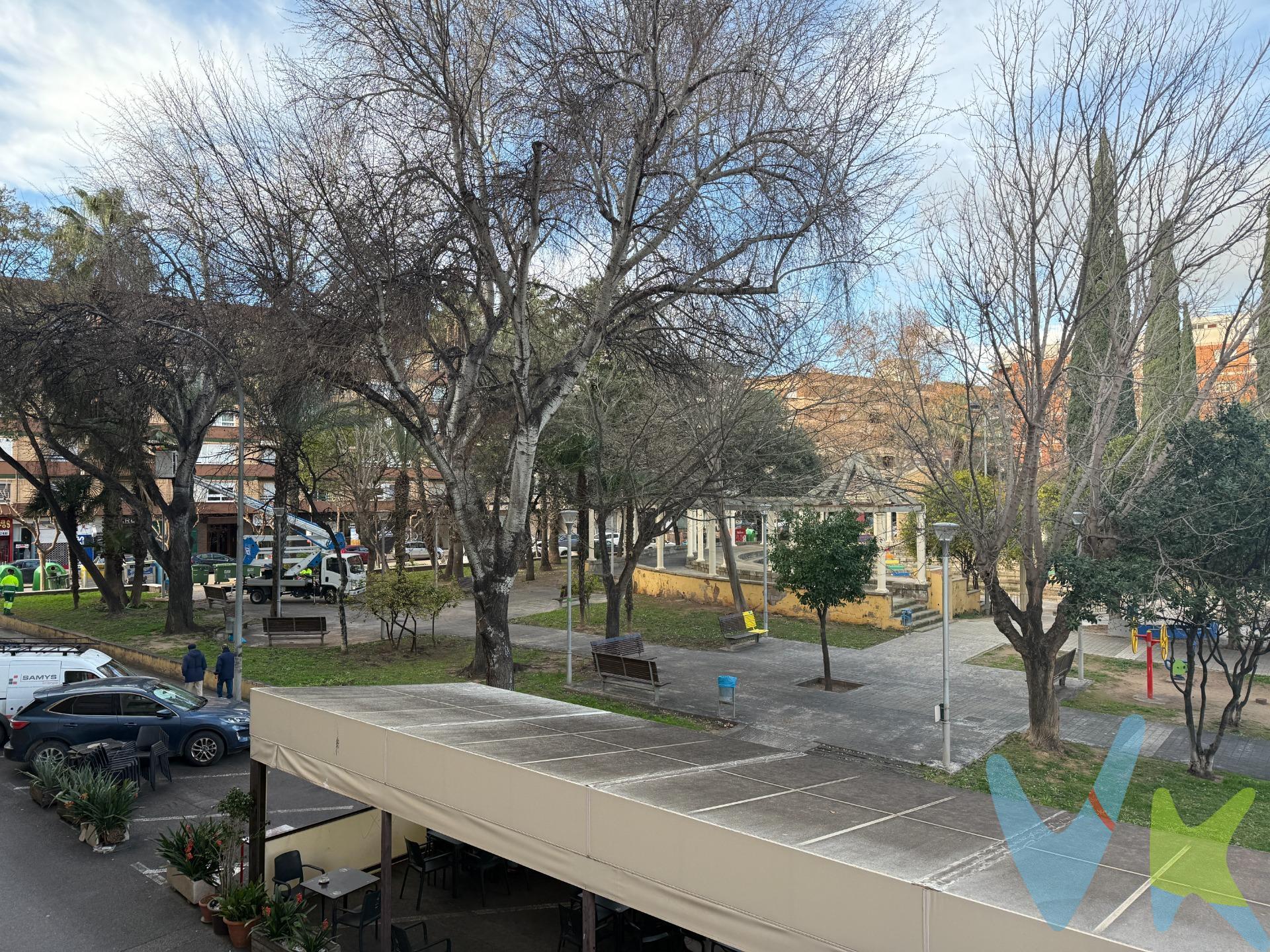 ¿Estáis pensando en dar el paso y comprar vuestra primera vivienda? Pues ojo a esto. Se vende piso en Foyos, Valencia, perfecto para empezar una nueva etapa. Tiene 2 dormitorios y 1 baño, más que suficiente para una pareja que quiera su espacio, teletrabajar desde casa o incluso empezar a pensar en ampliar la familia algún día. La vivienda se distribuye por un pasillo: salón a la entrada y, al fondo, el resto de la casa, lo que hace que la zona de descanso quede más recogida y tranquila. Nada más entrar te recibe un salón comedor amplio, con balcón a la calle, ideal para desayunar al sol o desconectar al final del día. Y hablando de tranquilidad… todo el piso es exterior al parque. Eso significa luz natural durante todo el día, vistas despejadas y cero agobios. Aquí se respira calma. Lo que lo hace especial:. •	Finca del año 2002 (nada de edificios antiguos con sorpresas). •	Ideal para parejas; los actuales propietarios empezaron aquí su proyecto de vida y ahora, con hijos, dan paso a una nueva etapa. •	Con pocos arreglos puedes dejarlo totalmente a tu gusto. •	Súper luminoso, porque es todo exterior. •	Muy cerca del metro (conexión rápida con Valencia capital gracias a Metrovalencia). Vivir en la zona de L'Horta Nord es tener lo mejor de los dos mundos: la tranquilidad de un pueblo, con ambiente familiar y parques cerca, pero a un paso de la ciudad. En nada estás en el centro de Valencia para trabajar, estudiar o salir a cenar, y luego vuelves a casa a descansar sin ruido ni estrés. Es de esos pisos que no son solo metros cuadrados… son el lugar donde empiezan las historias. Si estáis buscando vuestro primer hogar, puede que lo acabéis de encontrar. 