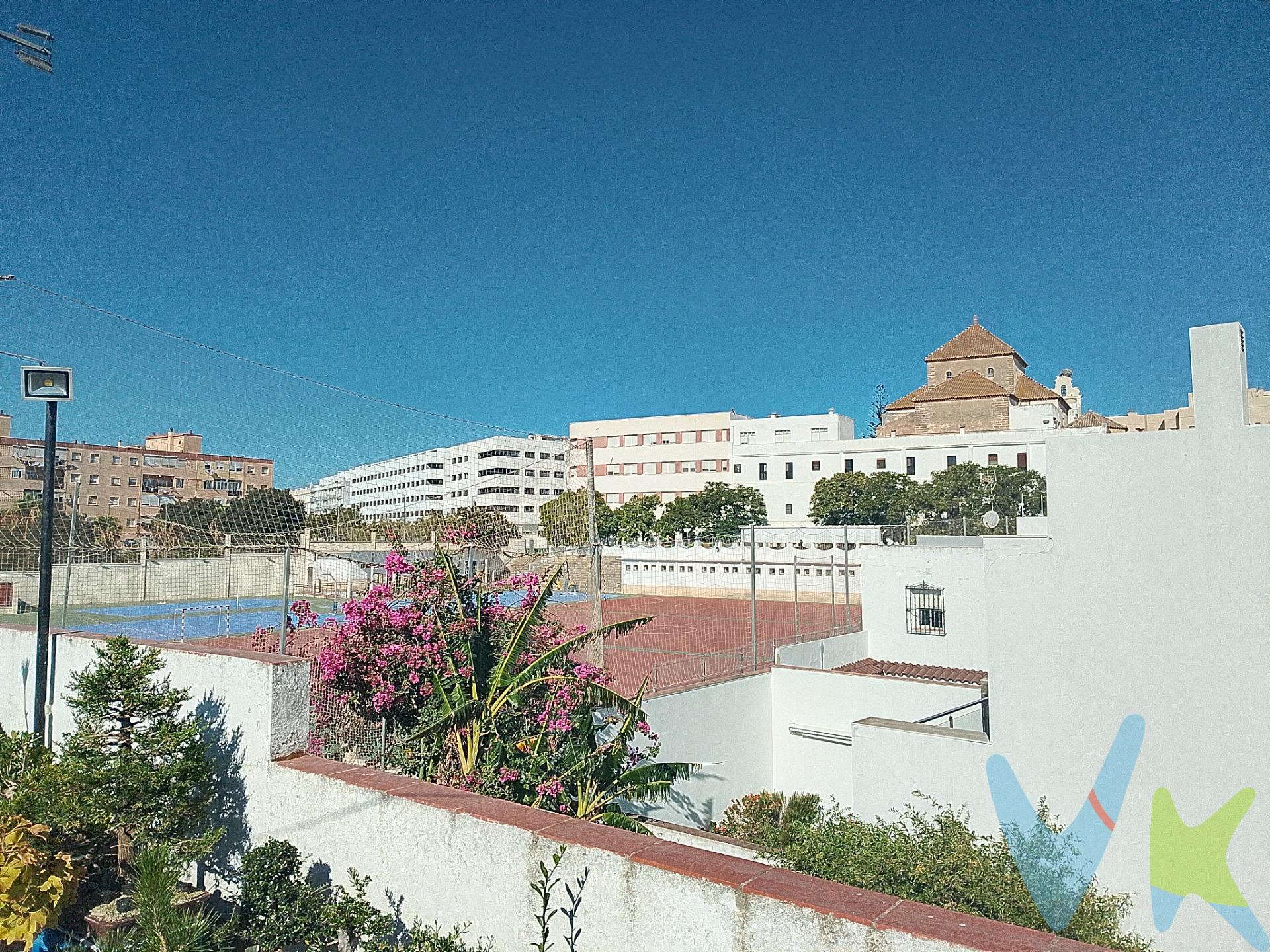 Descubre esta amplia propiedad ubicada en la codiciada zona de El Carmen, San Fernando. Con una superficie total de construcción de 204 m² y un terreno que abarca los 150 m² (aunque en el Registro de la propiedad aparece 91 m2). Es la finca ideal si quieres desarrollar el proyecto de tu futuro hogar. Muy cerca de la Plaza de El Carmen, donde puedes usar medios como el taxi o el tranvía. Si tienes dudas urbanísticas para construir te reuniremos gratuitamente con una arquitecta para que resuelva todas tus dudas. Informamos a nuestros clientes de que los gastos de notaría, registro, gestoría, impuestos y los honorarios de la agencia por la gestión de compra no están incluidos en el precio. A su vez, disponemos del documento informativo abreviado de la propiedad (según decreto 218/2005, del 11 de octubre) y de seguro de caución, para la protección del dinero entregado como señal para la reserva de un inmueble. Por mandato expreso del propietario, comercializamos este inmueble en exclusiva, lo que le garantiza el acceso a toda la información, a un servicio de calidad, un trato fácil, sencillo y sin interferencias de terceros. Por este motivo, se ruega no molestar al propietario, a los ocupantes de la propiedad o a los vecinos. Muchas gracias por su comprensión. 