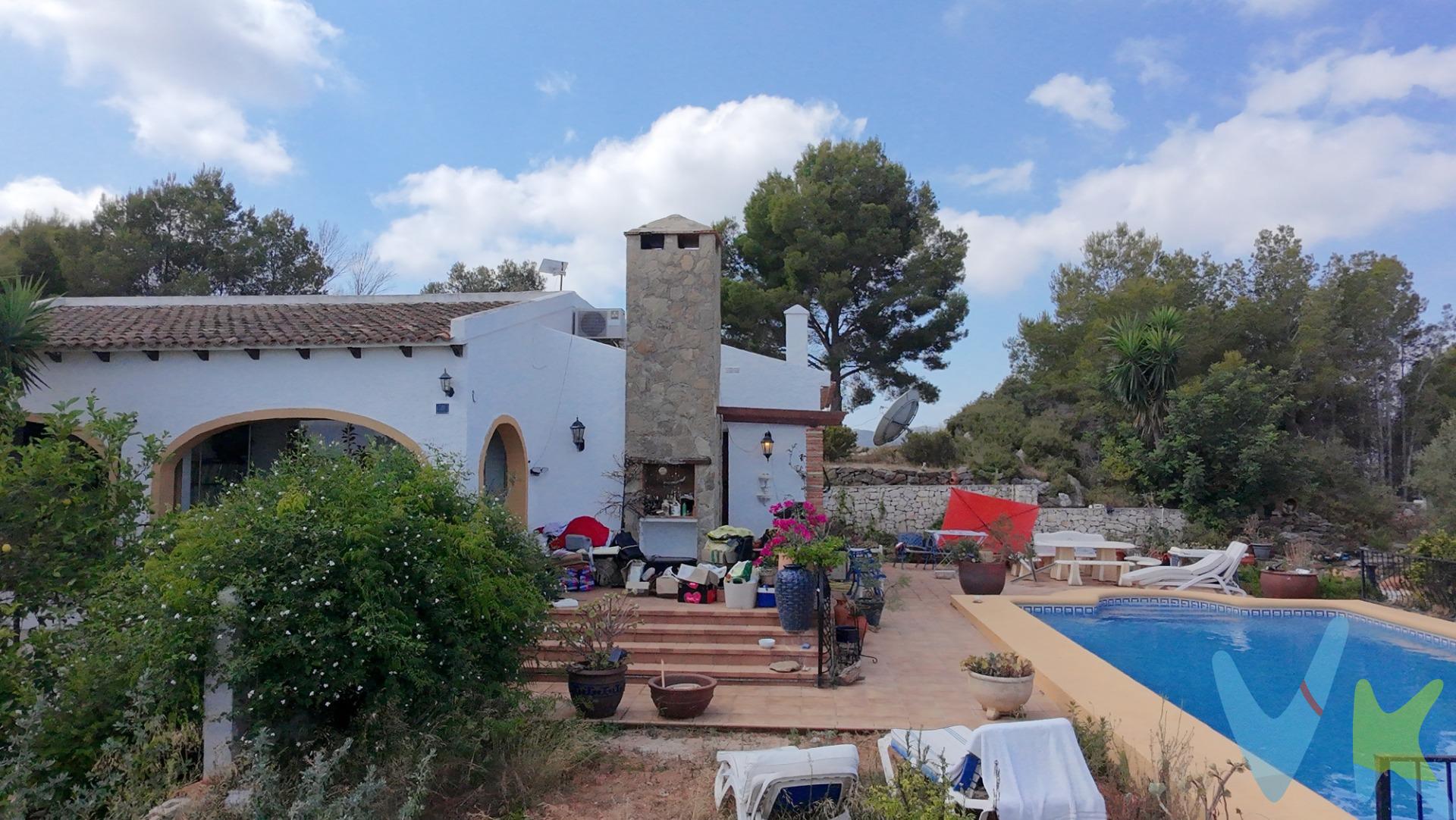 En una de las zonas residenciales más tranquilas y arboladas de Pedreguer, en la conocida urbanización La Sella, se encuentra este chalet independiente asentado sobre una amplia parcela de 1.710 m2. La vivienda, distribuida en planta baja con sótano, cuenta con 118,70 m2 construidos que se reparten en salón-comedor, cocina, tres dormitorios, dos baños, hall de entrada y una agradable terraza cubierta y descubierta para disfrutar del clima mediterráneo todo el año. El sótano añade más de 21 m2 adicionales, ideal como garaje, trastero, gimnasio o bodega. El exterior es uno de los grandes atractivos de la propiedad: una piscina privada con más de 50 m2 de lámina de agua, rodeada de una generosa parcela que ofrece privacidad e intimidad, algo cada vez más difícil de encontrar en la zona. Su ubicación en la urbanización La Sella permite disfrutar de un entorno residencial y natural, dentro de la Marina Alta, a poca distancia de Pedreguer y bien comunicado con Dénia y Xàbia y sus playas. Una oportunidad única para quienes buscan una casa con carácter, espacio exterior y tranquilidad, con mucho potencial para personalizar a su gusto. VENTA:. PVP 825.000€. Gastos e impuestos no incluidos en el precio. La compra conlleva impuestos y gastos de formalización para el comprador. A título orientativo se informa que en segundas transmisiones el ITP con carácter general en Valencia es del 9%, pudiendo existir otros tipos impositivos atendiendo a las circunstancias personales del comprador u otras circunstancias previstas legalmente. Base imponible del impuesto el mayor valor entre el precio de compraventa, la tasación o el valor de referencia catastral. En cuanto a los gastos de notaría y registro, en su caso, suelen oscilar aprox. entre 1,5% y 2,5% (aranceles variables según precio, n.º de copias y complejidad). El comprador elige notario. Si el comprador precisase de hipoteca: tasación, condiciones y costes bancarios serán según entidad elegida por el comprador, así como los gastos de gestoría, y cualesquiera otros gastos inherentes a la formalización de la compraventa que legalmente correspondan a la parte compradora, salvo pacto expreso en contrario con el vendedor. El consumidor tiene, conforme a la normativa vigente, a su disposición información y documentación adicional relativa al inmueble y condiciones de la compraventa, que podrá ser consultada en C/Joaquín Costa 4, bajo 46005 Valencia o urbe2@remax.es. Honorarios de mediación inmobiliaria a cargo del COMPRADOR: (3% del precio final de venta más IVA (21%), salvo otro pacto.); y de VENDEDOR (según acuerdo con el mismo). Se informa al consumidor que la agencia actúa como intermediaria inmobiliaria en la operación, estando cualquier eventual compraventa y sus condiciones sujeta a la aceptación expresa del propietario-vendedor y a la posterior formalización del correspondiente contrato.