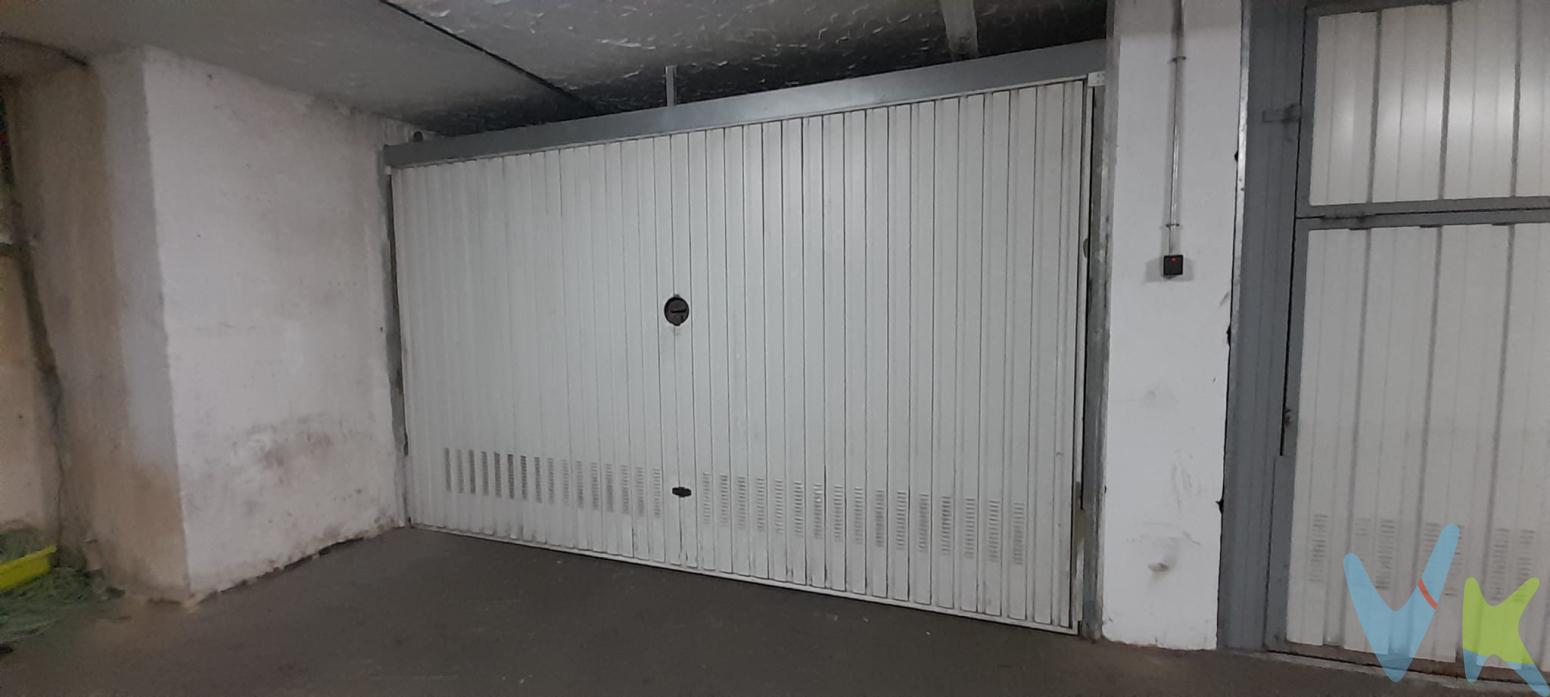 Se vende garaje cerrado de 20 metros cuadrados en Suances, situado en la planta sótano de un edificio residencial.Ubicación excelente, a tan solo 500 metros del centro de Suances, lo que te permite olvidarte de los problemas de aparcamiento tanto en verano como en invierno, teniendo todos los servicios y comercios a un paso.Características principales:Superficie: 20 m² (amplio espacio para coche grande y zona de almacenamiento).Ubicación: A unos 5, minutos andando del centro de la localidad.Planta: Sótano, de fácil acceso y maniobra cómoda.Tipo: Garaje cerrado / independiente (proporciona mayor seguridad y privacidad).Ideal tanto para aparcar un vehículo con total tranquilidad como para utilizarlo como trastero o almacén extra.