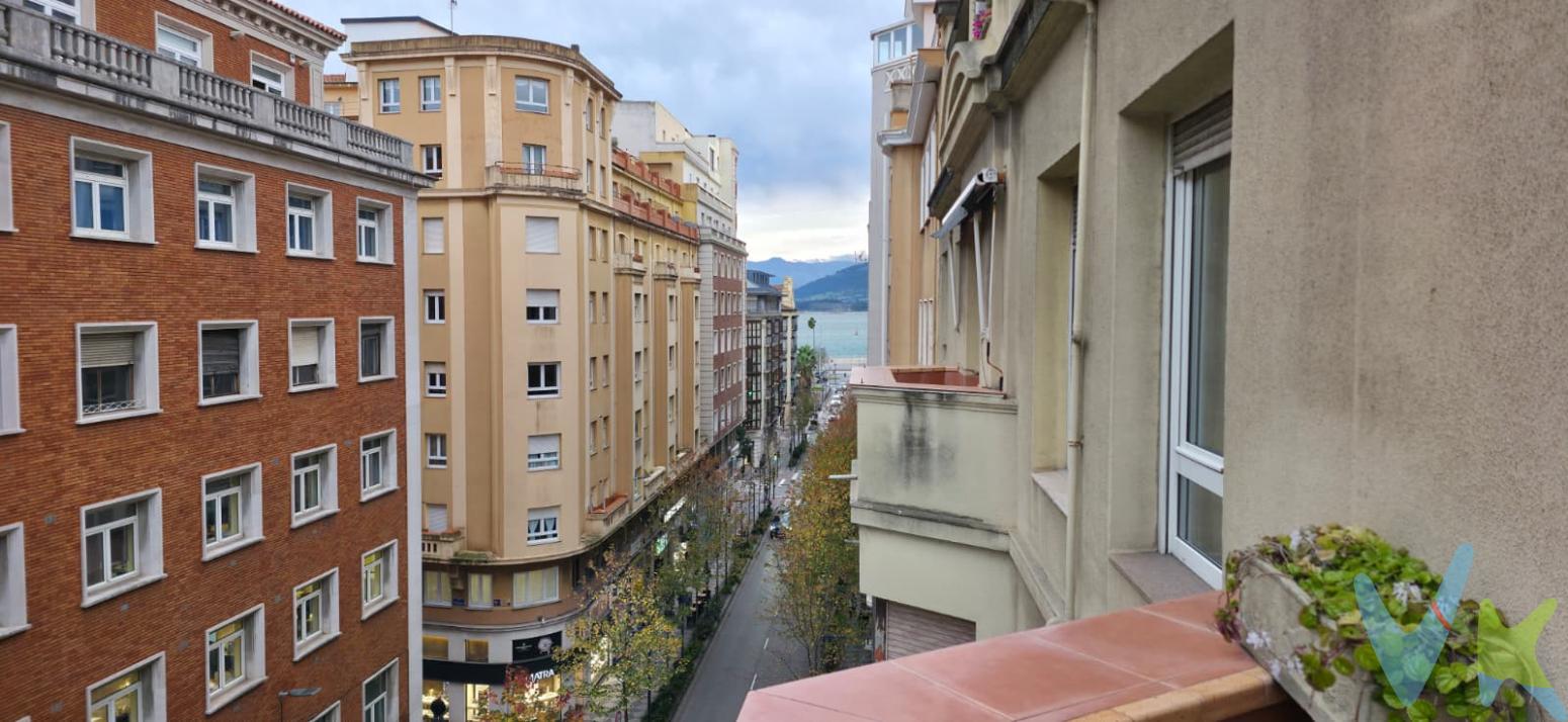 ¿El Corazón de Santander? No solo lo habitas, lo dominas desde tu balcón. Lujo, Espacio y Vistas 360º en la Prestigiosa Calle Isabel II Olvídate de las reformas y de los espacios pequeños. Te presentamos una joya de 126,20 m² en una de las arterias más codiciadas de la ciudad. Un hogar en perfecto estado, listo para entrar a vivir y diseñado para quienes exigen estar en el centro de todo, sin renunciar a la calma.   La Joya de la Corona: Una Suite de Cine ¿Te imaginas despertar en una habitación más grande que muchos apartamentos? La habitación principal es un santuario privado de 37 m² (baño en suite incluido). Pero lo mejor no es su tamaño, es su balconada privada. Es el lugar donde empezarás tus mañanas con un café en la mano y una decisión difícil:   Mira a la derecha: El azul inconfundible y la brisa de la Bahía de Santander.   Mira a la izquierda: La majestuosidad del Ayuntamiento y la vida de su plaza.   ¿El resultado? Tienes la historia de la ciudad y el mar Cantábrico a un solo golpe de vista.  Espacio para vivir a lo grande Este piso no es solo una habitación espectacular; es un hogar completo pensado para el confort:   Salón Comedor: Un espacio diáfano y elegante, perfecto para esas cenas con amigos que se alargan o tardes de relax en familia.   Habitaciones: Además de la suite, cuenta con 2 habitaciones adicionales amplias, ideales para familia, invitados o ese despacho que siempre quisiste.   Baños: 2 baños completos en total, modernos y funcionales.   Exteriores: En total disfrutarás de dos balconadas que inundan la casa de luz natural y te conectan con el ritmo de la ciudad.  Comodidad Total   Ubicación: Calle Isabel II. Si eres de Santander, sabes lo que significa. Si no, prepárate para tenerlo todo a un paso.   Edificio: Por supuesto, con ascensor. Accesibilidad y comodidad garantizadas desde el portal hasta tu puerta.