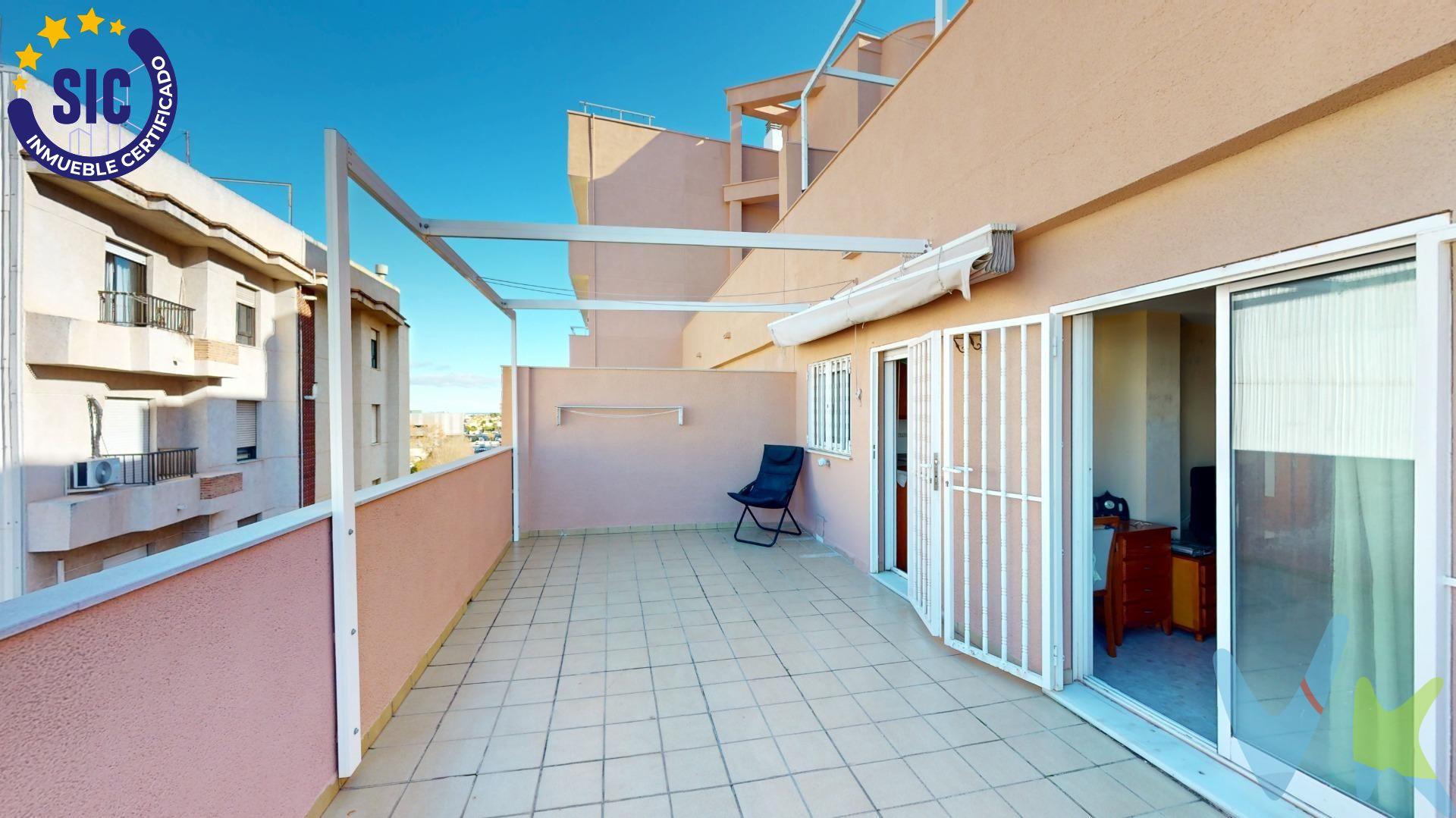 🏡 Tu nuevo hogar te espera en una de las zonas más valoradas de Oliva. ✨ Descubre este magnífico apartamento con una espectacular terraza, situado a tan solo unos pasos del paseo, donde la comodidad y la calidad de vida se unen para ofrecerte el espacio perfecto para disfrutar de cada día. 🌞 La vivienda, prácticamente toda exterior, destaca por su gran luminosidad, su excelente orientación y sus vistas despejadas, creando un ambiente cálido y acogedor durante todo el año. 🛏️ Cuenta con 3 amplios dormitorios, uno de ellos con baño en suite con ducha, además de un segundo baño completo con bañera 🛁. 🍽️ El salón-comedor, amplio y funcional, y la cocina independiente tienen acceso directo a la gran terraza 🌿, un espacio ideal para relajarte, disfrutar del aire libre o compartir momentos inolvidables con familia y amigos. 🚗 Como valor añadido, la propiedad incluye plaza de garaje y 📦 trastero, aportando comodidad, orden y un extra muy valorado en el día a día. 📍 Una vivienda perfecta para quienes buscan espacio, luz y una ubicación privilegiada, ideal tanto como residencia habitual como inversión segura. ✨ Ven a visitarla y empieza a imaginar tu nueva vida en Oliva. 