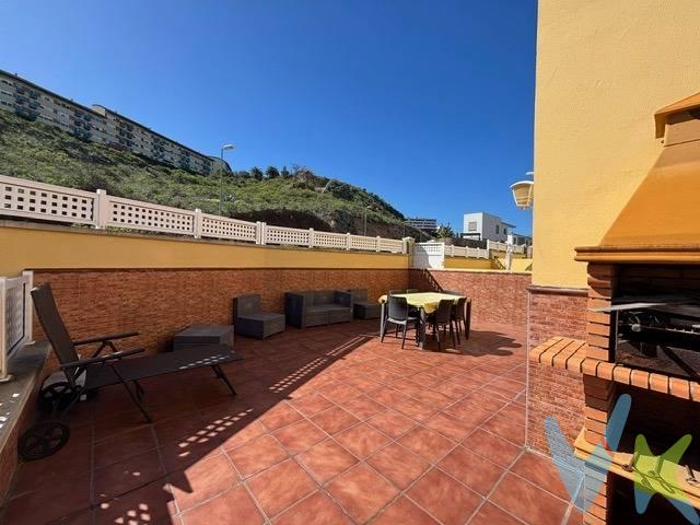 Fantástico Dúplex pareado situada en Las Palmas de G.C. La vivienda hace esquina, su amplia terraza que bordea toda la casa, junto con la zona de barbacoa, la hacen perfecta para disfrutar del buen clima y momentos al aire libre. El salón espacioso con chimenea y la cocina independiente con accesos directos a la terraza ofrecen comodidad y funcionalidad, además de contar con una solana para mayor practicidad. . En la planta alta, cuentas con tres dormitorios, dos con salida al balcón con unas bonitas vistas despejas a la naturaleza, todos ellos con armarios empotrados, además de dos baños, uno en suite, que brindan comodidad y privacidad. La vivienda, siendo completamente exterior es muy luminosa. Se complementa con un amplio garaje para varios vehículos ó zona de trabajo de ocio.  . La zona tranquila y cercana a supermercados, colegios y el centro comercial Los Alisios, la convierten en una opción muy conveniente. . Si quieres saber más o necesitas ayuda adicional, ¡estoy aquí para ayudarte! . Los gastos que se originen de la compraventa no están incluidos en el precio de venta. 